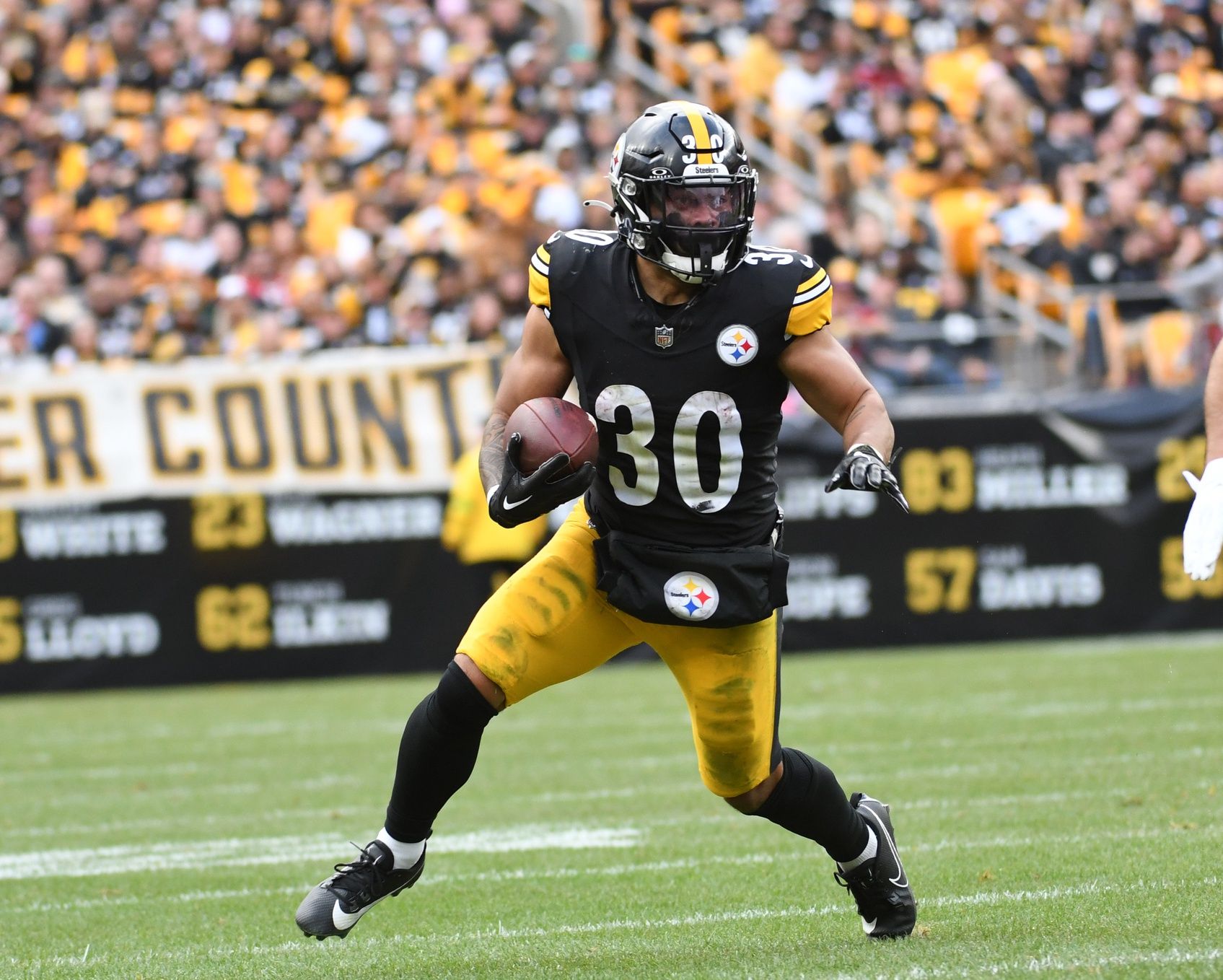 Pittsburgh Steelers running back Jaylen Warren (30) against the Arizona Cardinals during the second quarter at Acrisure Stadium.