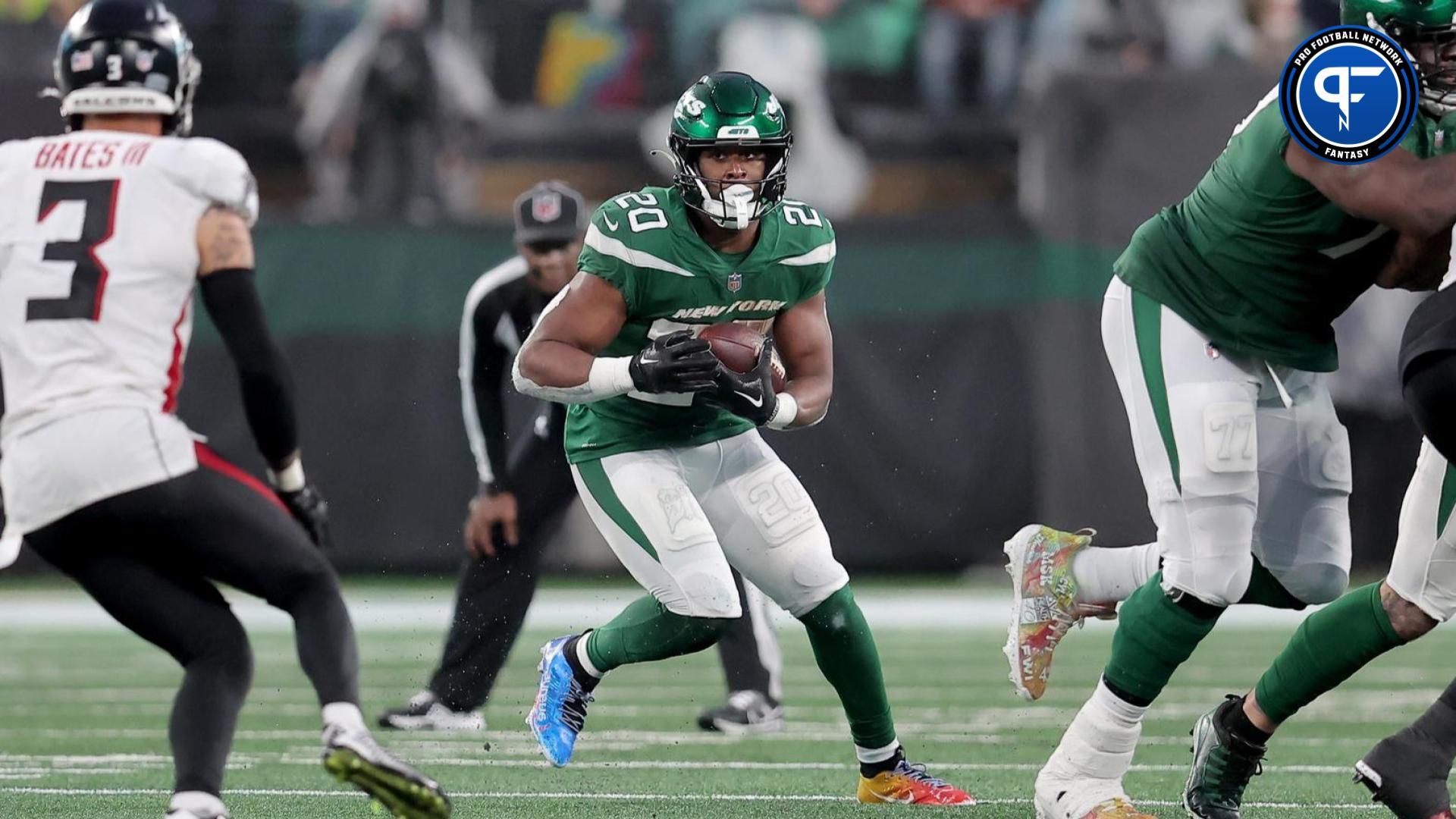 New York Jets RB Breece Hall (20) runs the ball against the Atlanta Falcons.