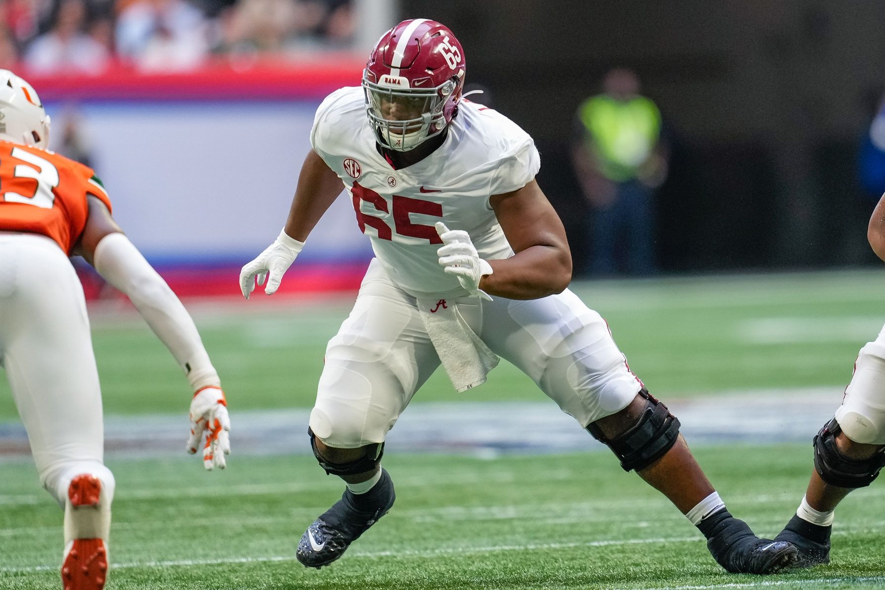 Alabama Crimson Tide offensive lineman JC Latham (65) blocks against the Miami Hurricanes at Mercedes-Benz Stadium.