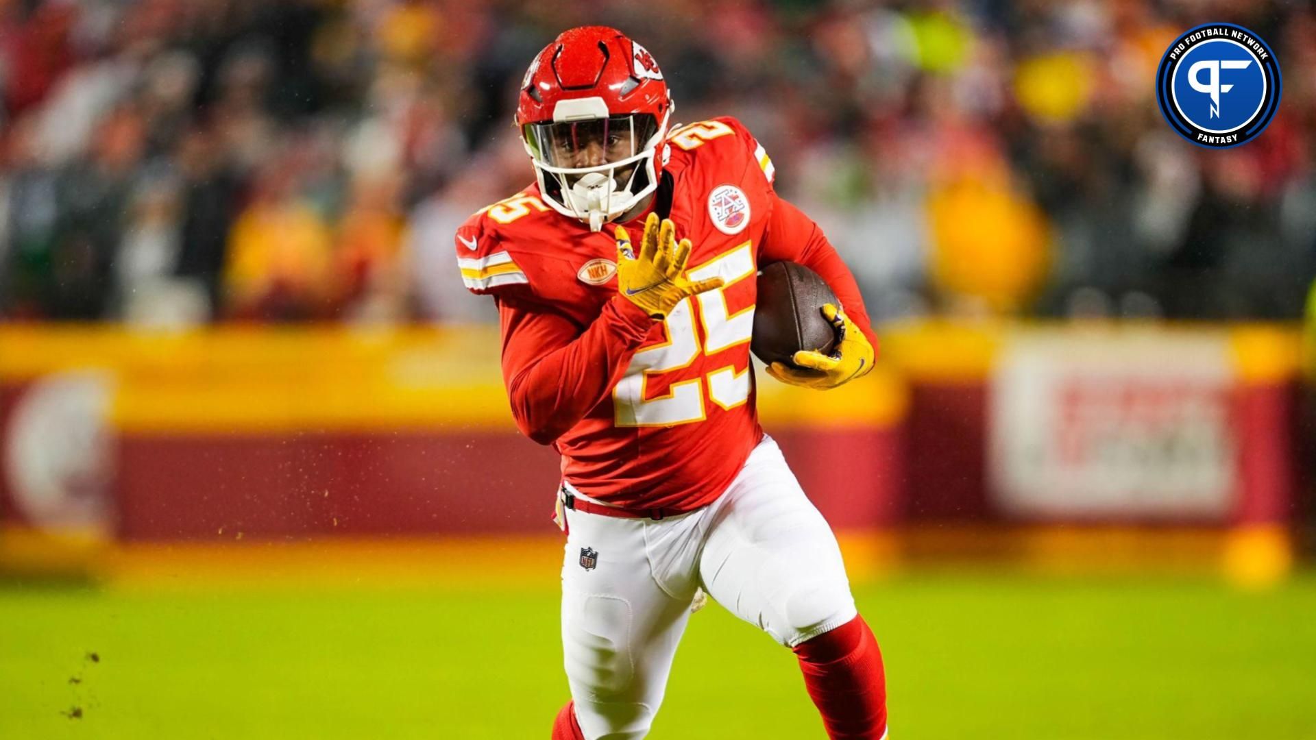 Clyde Edwards-Helaire (25) runs the ball during the first half against the Philadelphia Eagles at GEHA Field at Arrowhead Stadium.