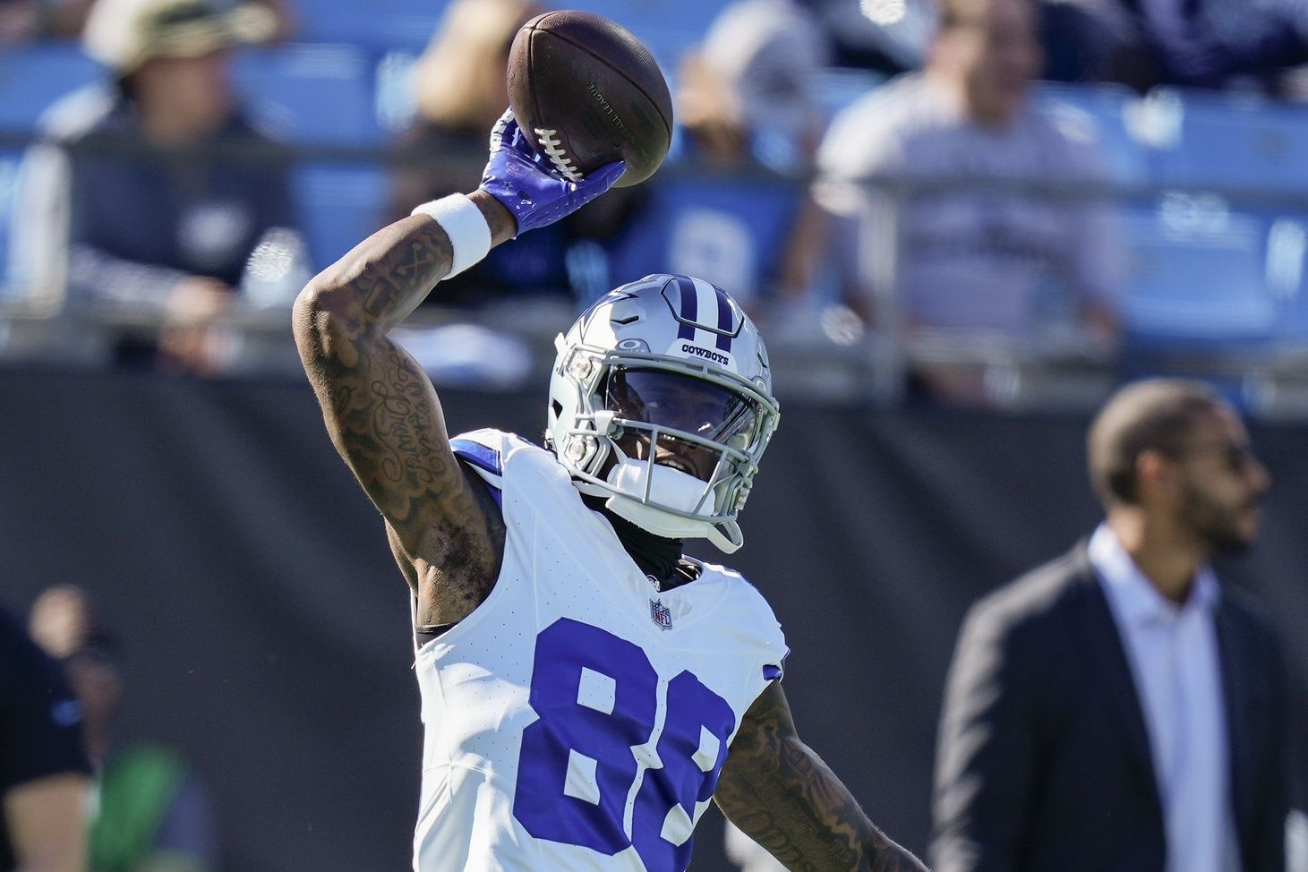 Dallas Cowboys WR CeeDee Lamb (88) makes a one-handed catch during warmups.