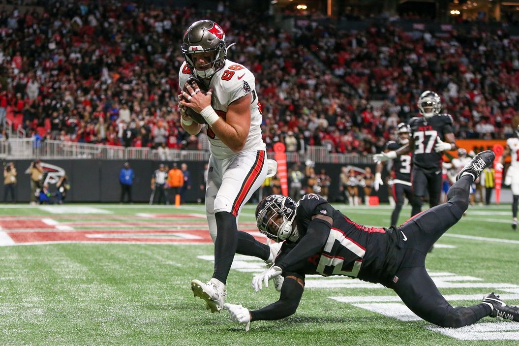 Tampa Bay Buccaneers tight end Cade Otton (88) catches a touchdown pass over Atlanta Falcons safety Richie Grant (27) in the second half at Mercedes-Benz Stadium.