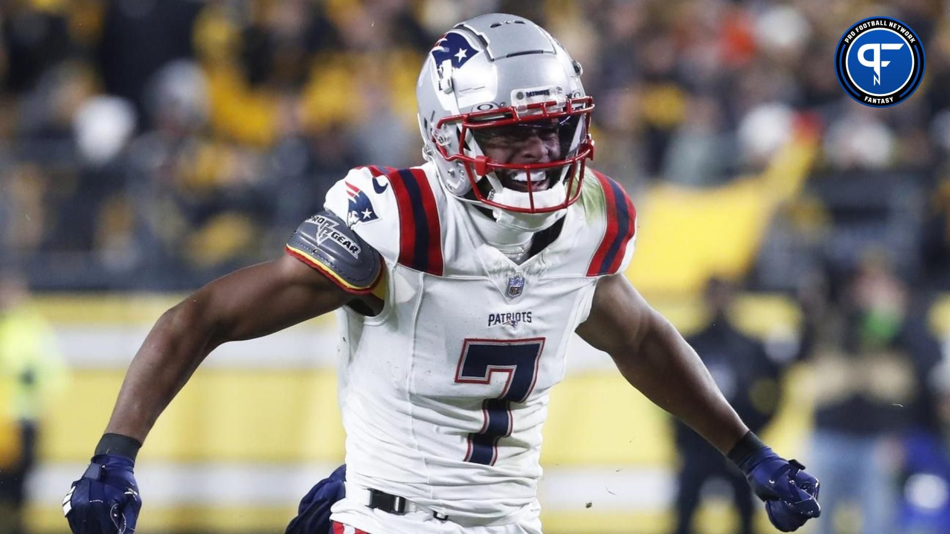 New England Patriots wide receiver JuJu Smith-Schuster (7) reacts after a first down catch against the Pittsburgh Steelers during the second quarter at Acrisure Stadium.