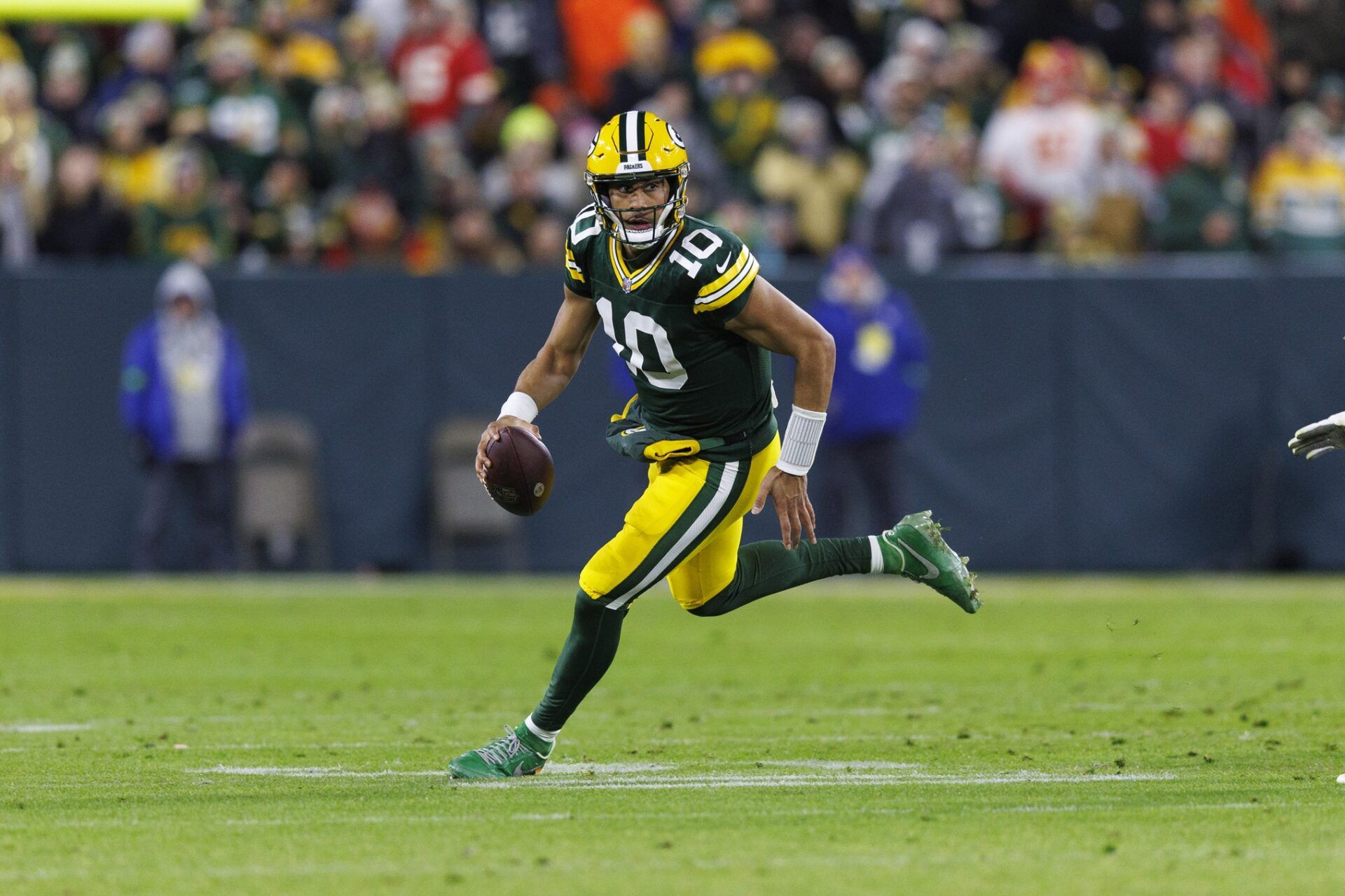 Green Bay Packers QB Jordan Love (10) runs with the ball.