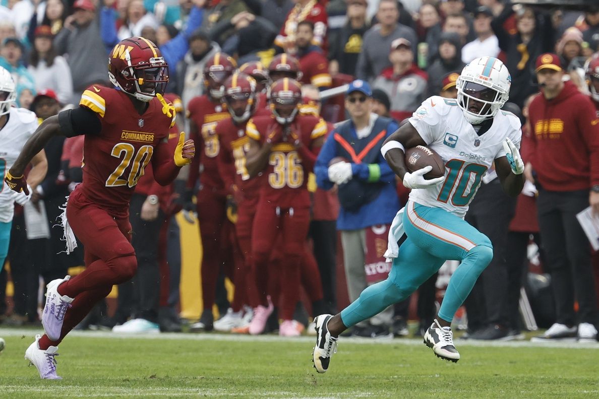 Miami Dolphins WR Tyreek Hill (10) runs for a touchdown against the Washington Commanders.