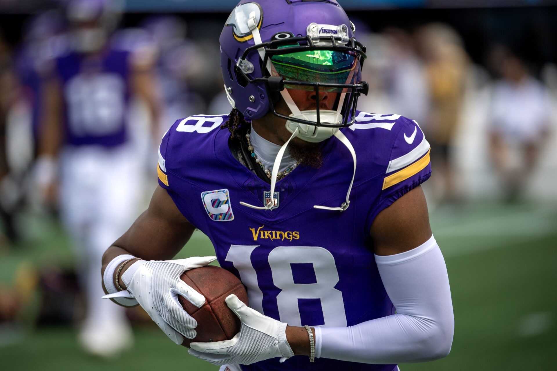 Minnesota Vikings WR Justin Jefferson (18) warms up prior to a game.