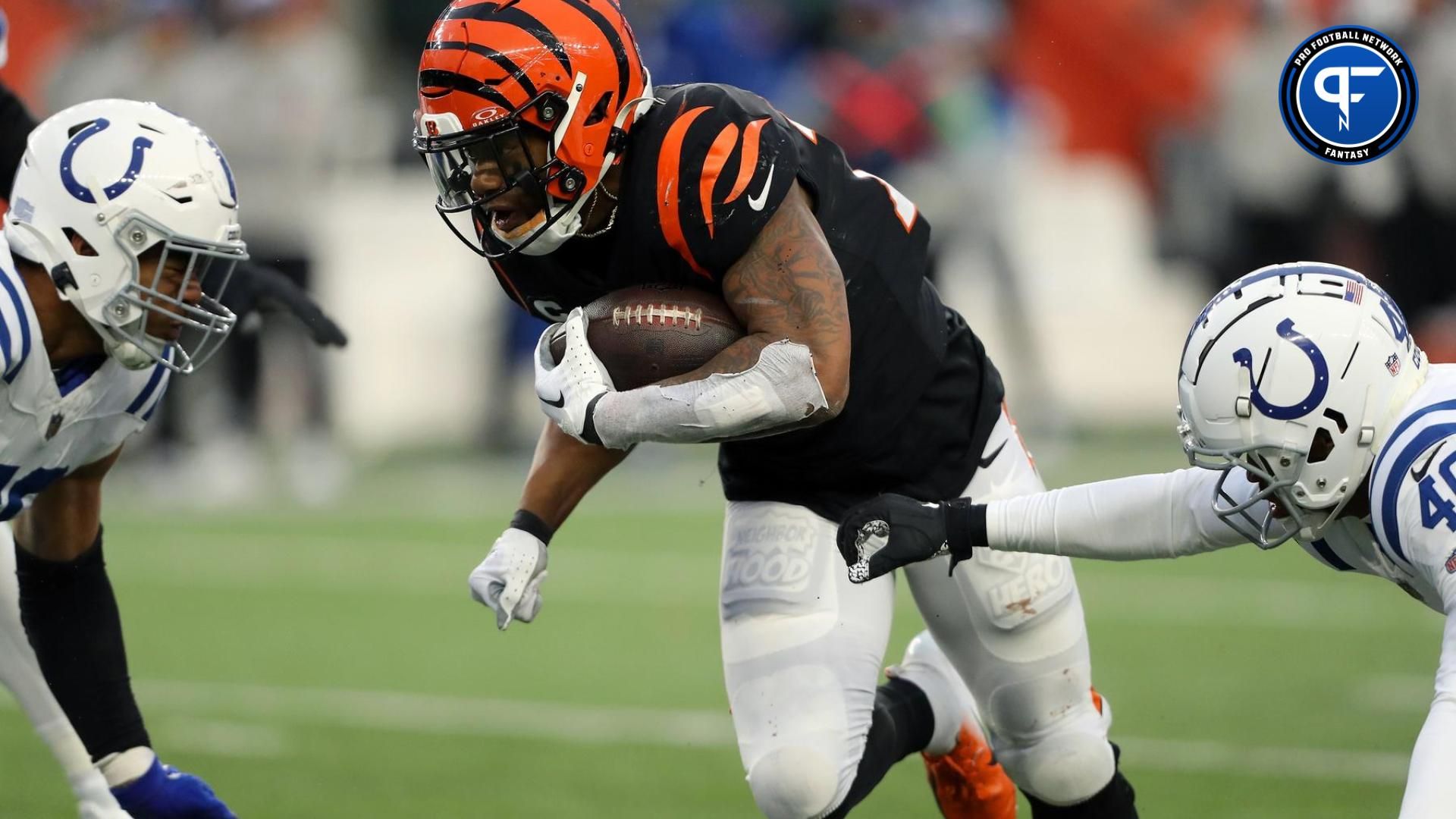 Cincinnati Bengals RB Joe Mixon (28) runs the ball against the Indianapolis Colts.