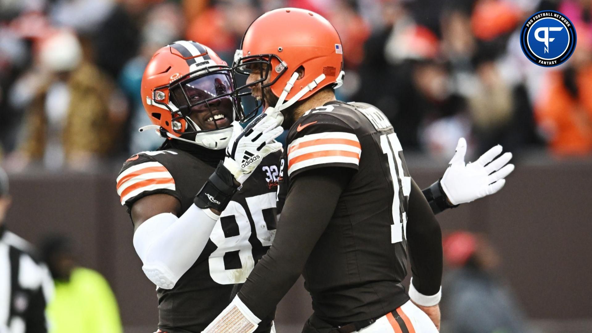 Cleveland Browns tight end David Njoku (85) and quarterback Joe Flacco (15) celebrate after Flacco threw a touchdown pass to wide receiver David Bell (not pictured) during the second half against the Jacksonville Jaguars at Cleveland Browns Stadium.