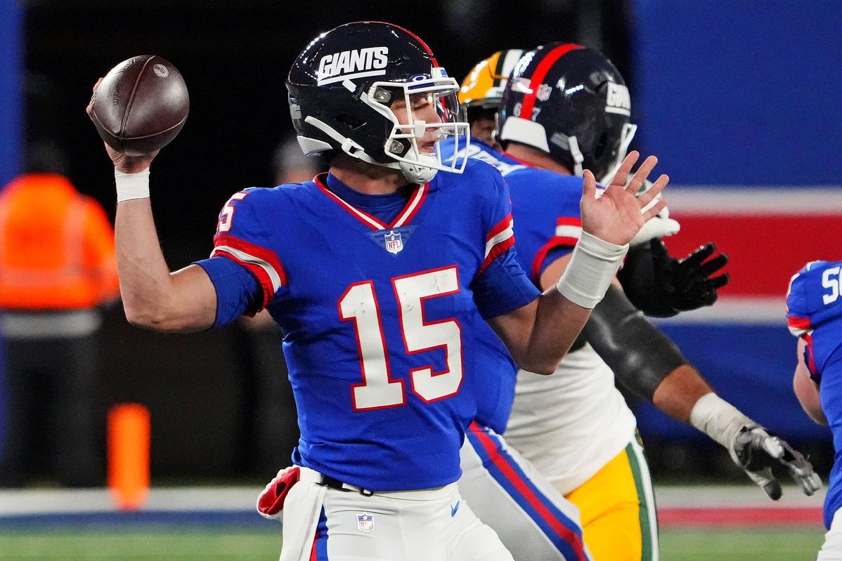 New York Giants quarterback Tommy DeVito (15) throws a pass during the second quarter against the Green Bay Packers at MetLife Stadium.