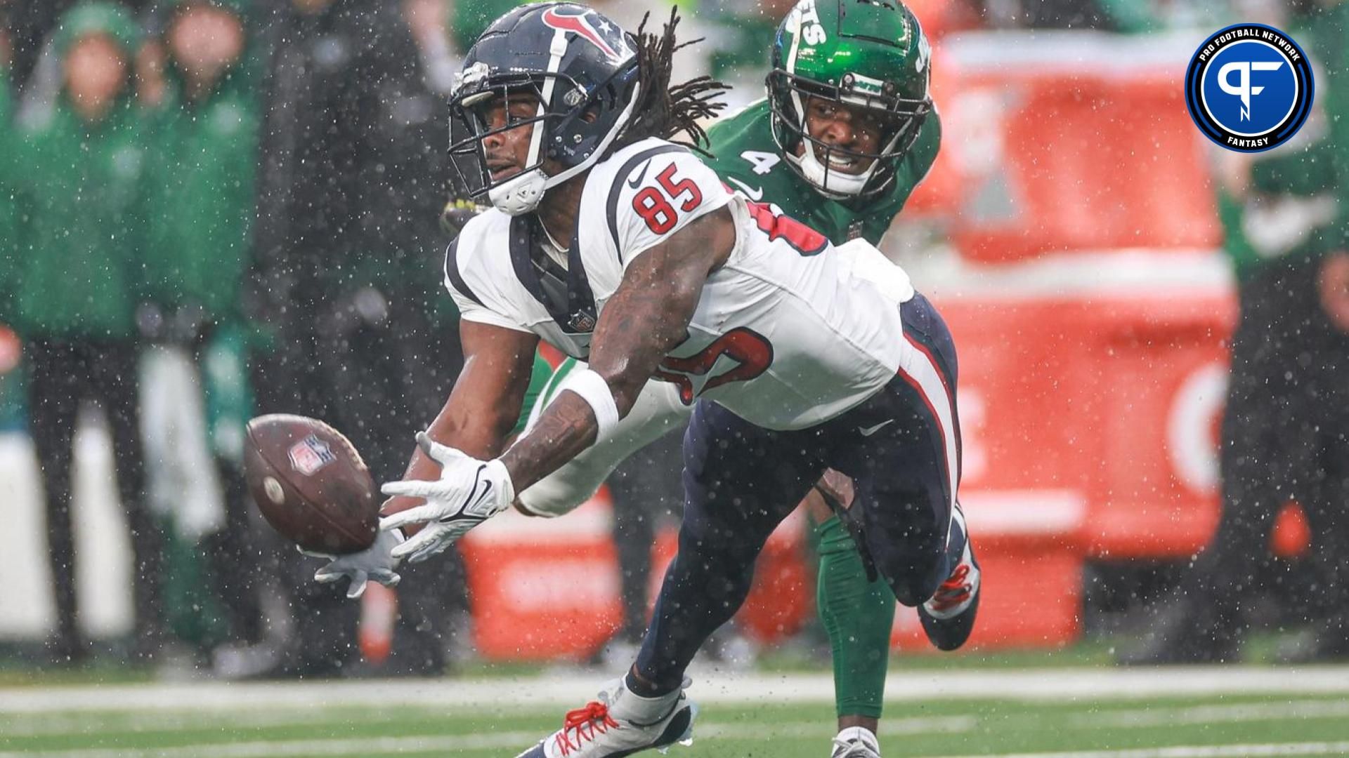 Houston Texans wide receiver Noah Brown (85) reaches for a pass during the first half in front of New York Jets cornerback D.J. Reed (4) at MetLife Stadium.