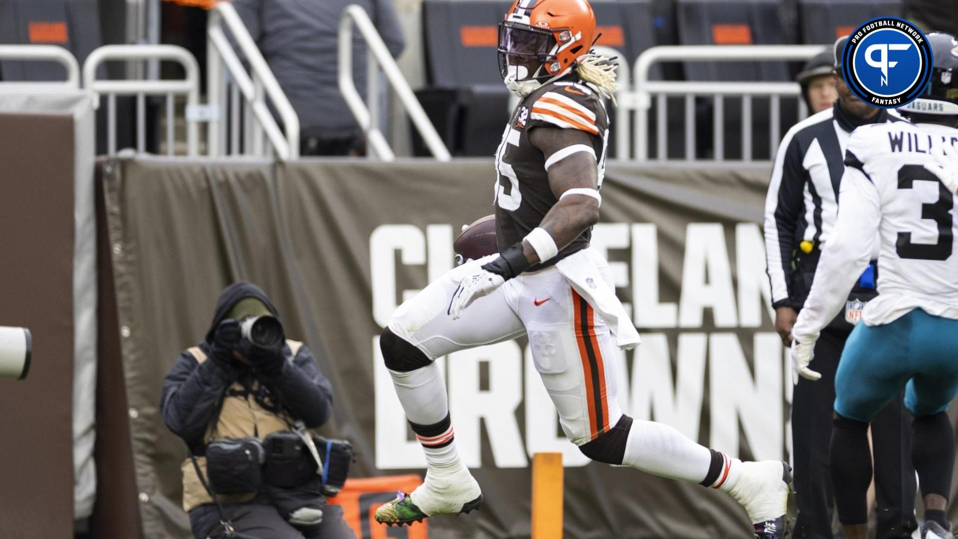 Cleveland Browns TE David Njoku (85) runs in for a touchdown against the Jacksonville Jaguars.