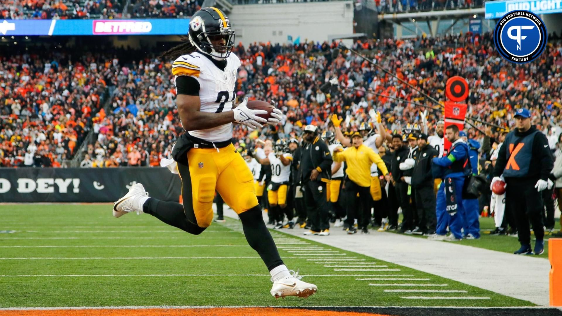 Pittsburgh Steelers RB Najee Harris (22) runs into the end zone for a TD against the Cincinnati Bengals.