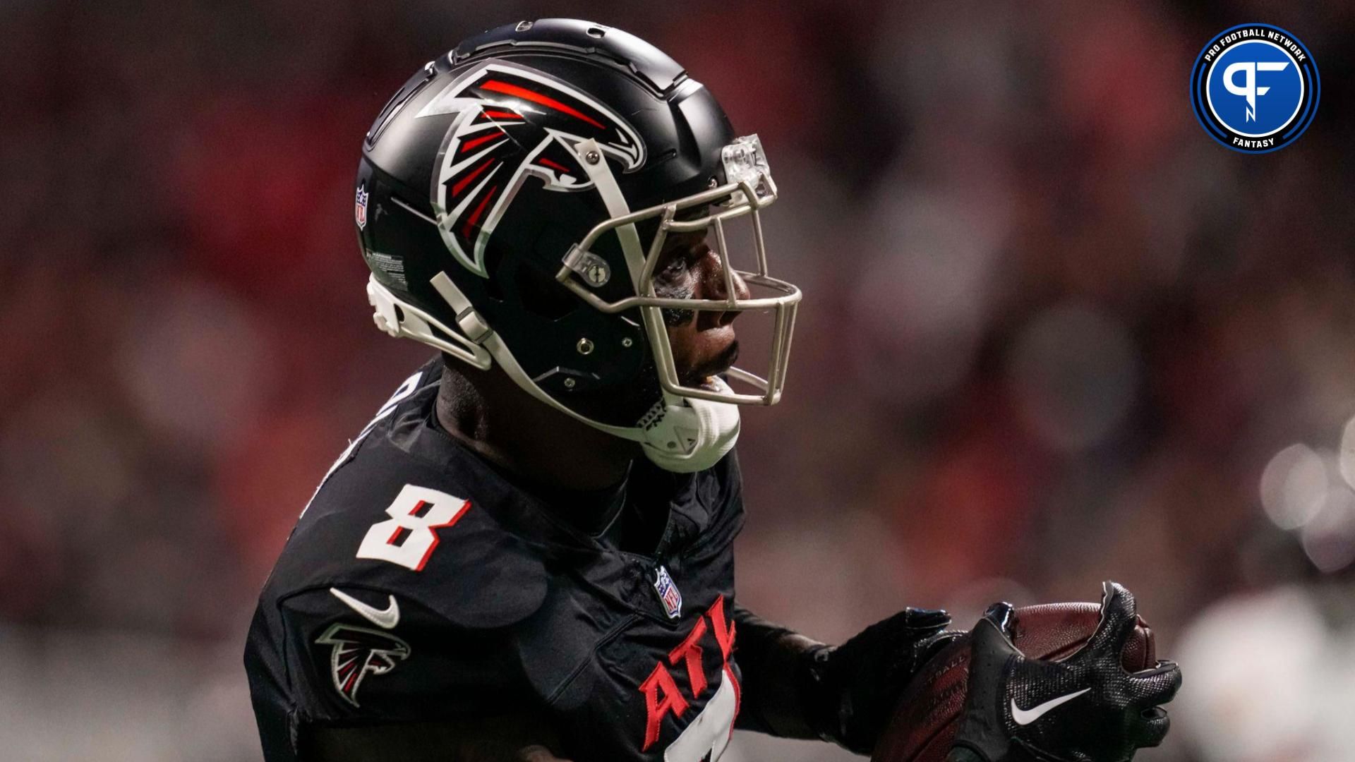 Atlanta Falcons tight end Kyle Pitts (8) runs for a touchdown after a catch against the Tampa Bay Buccaneers during the first half at Mercedes-Benz Stadium.