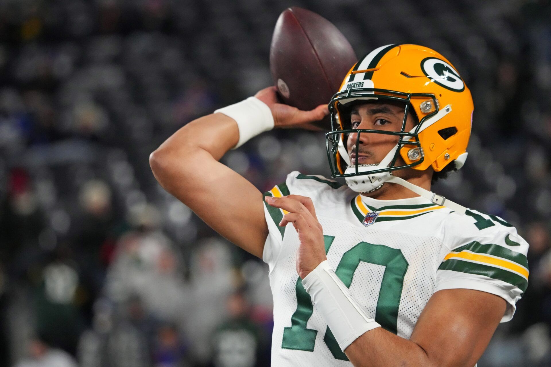 Green Bay Packers quarterback Jordan Love (10) warms up before the game against New York Giants at MetLife Stadium.