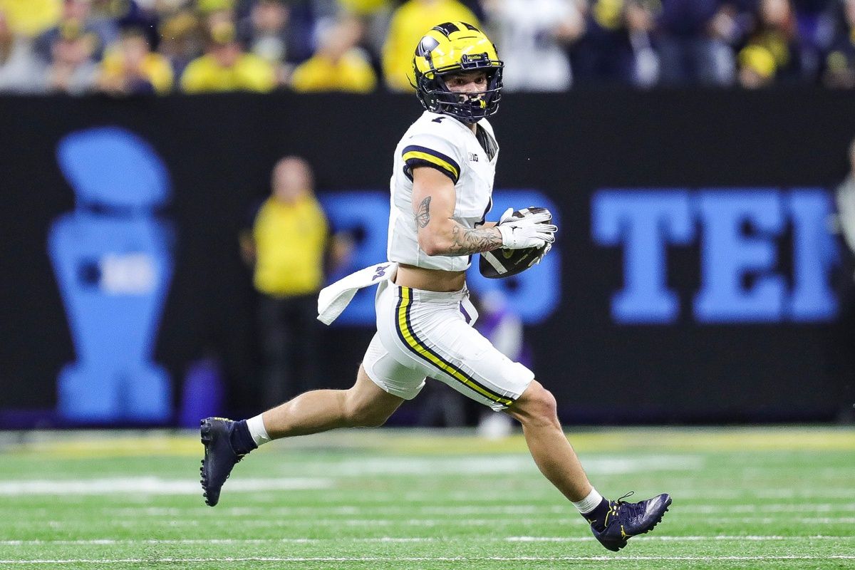 Michigan Wolverines WR Roman Wilson (1) runs with the ball against Iowa.