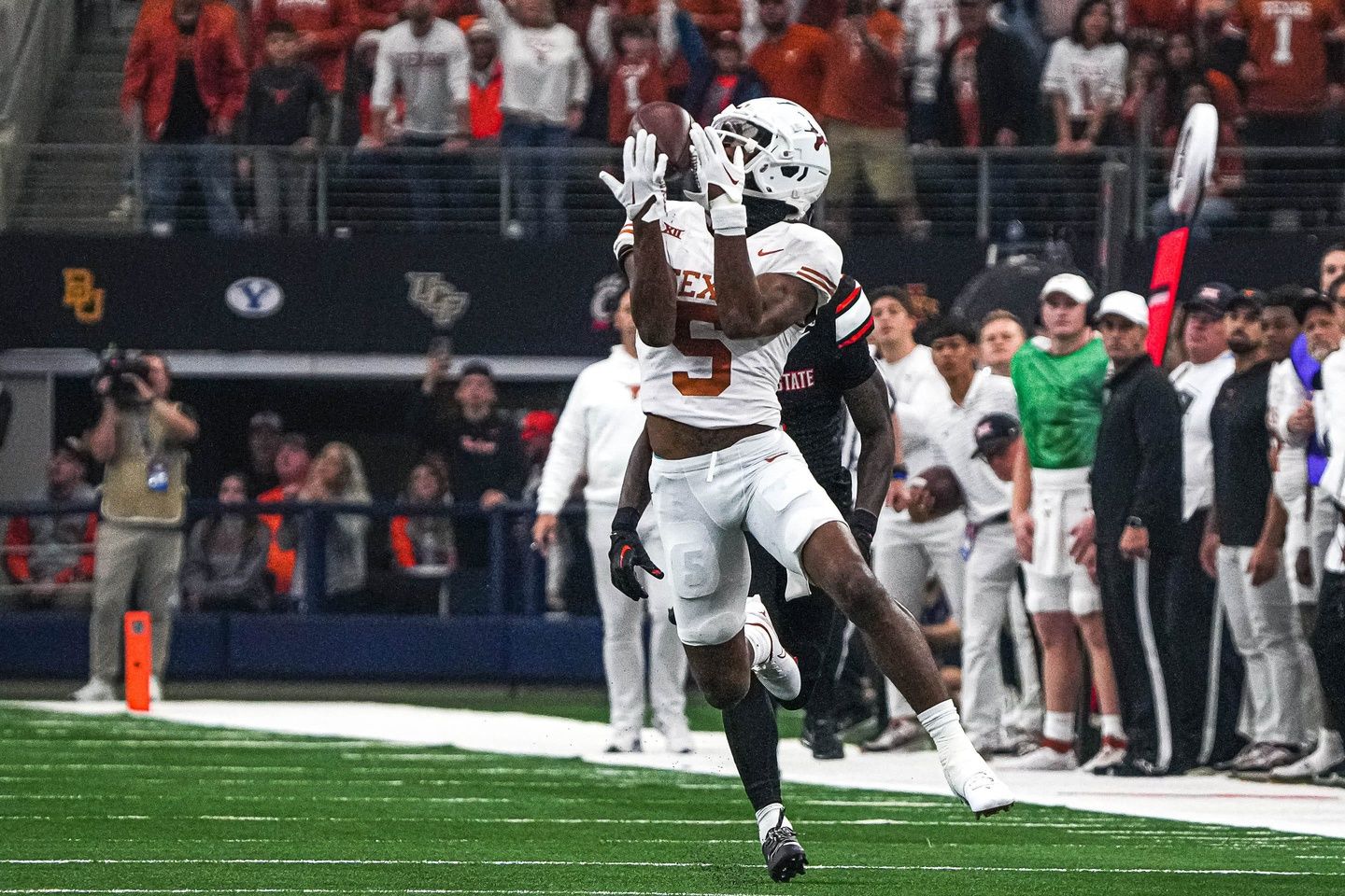 Adonai Mitchell (5) makes a catch for a first down against the Oklahoma State Cowboys.