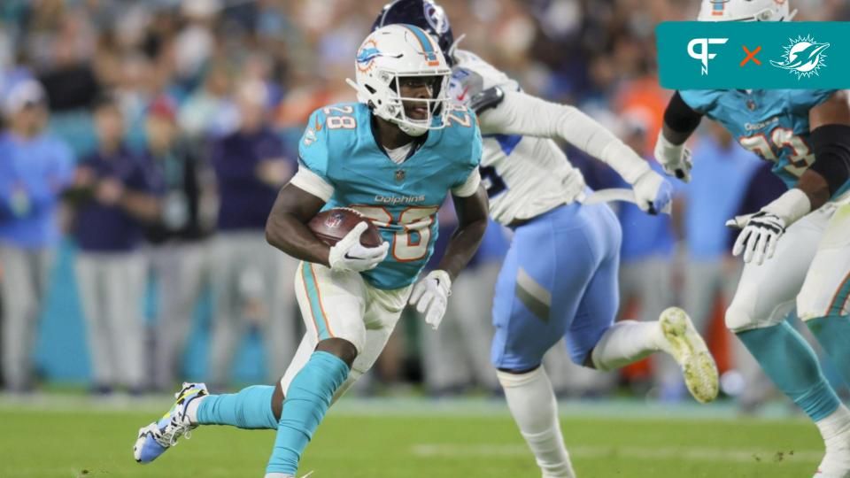 Miami Dolphins running back De'Von Achane (28) runs with the football against the Tennessee Titans during the second quarter at Hard Rock Stadium.