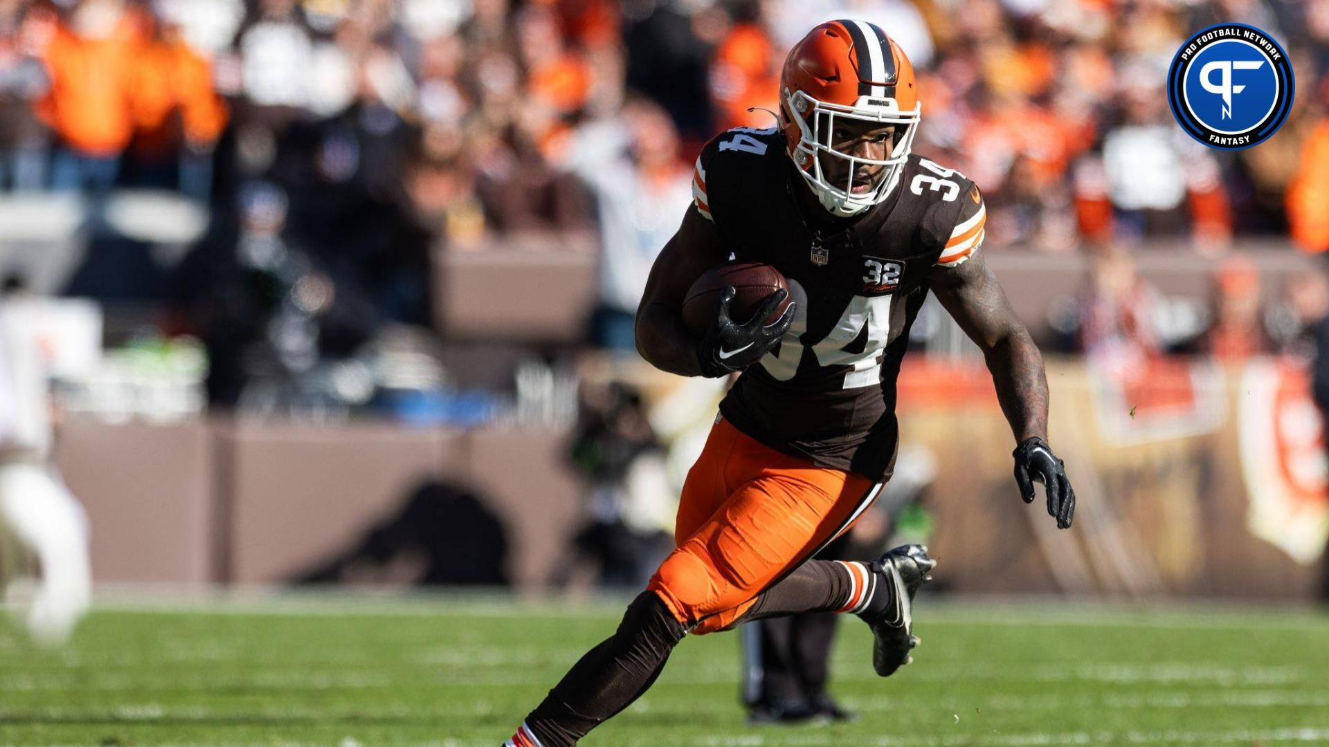 Cleveland Browns running back Jerome Ford (34) runs the ball against the Pittsburgh Steelers during the first quarter at Cleveland Browns Stadium.