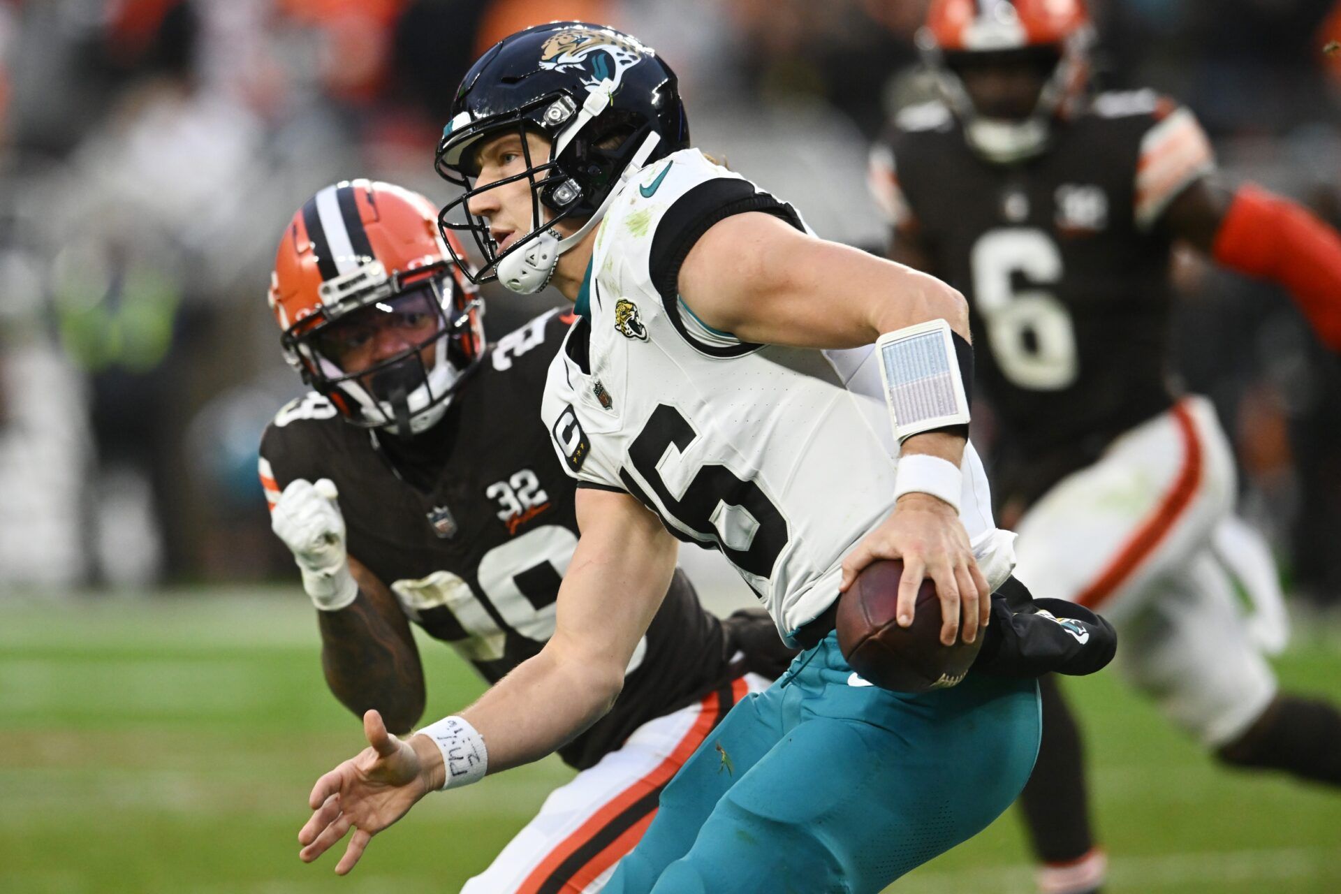 Jacksonville Jaguars QB Trevor Lawrence (16) tries to avoid the Cleveland Browns defense.