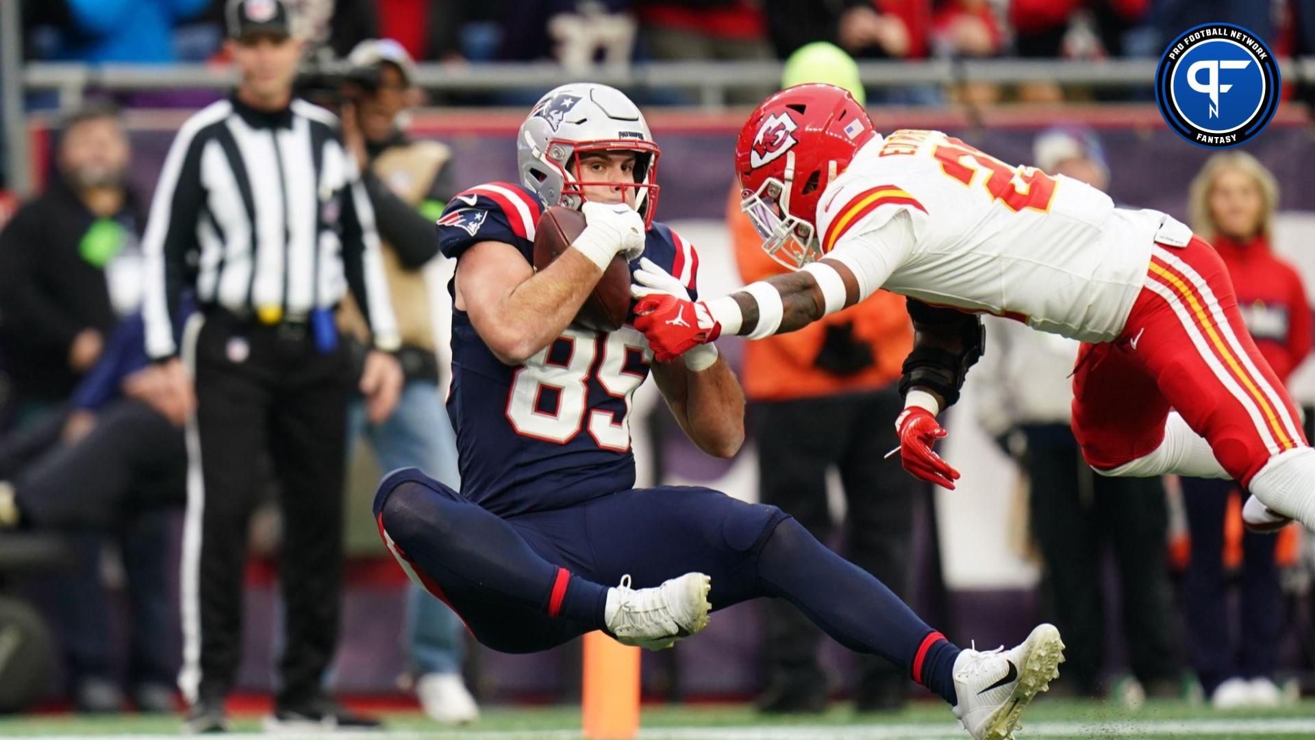 New England Patriots tight end Hunter Henry (85) makes the touchdown catch against Kansas City Chiefs safety Mike Edwards (21) in the first half at Gillette Stadium.