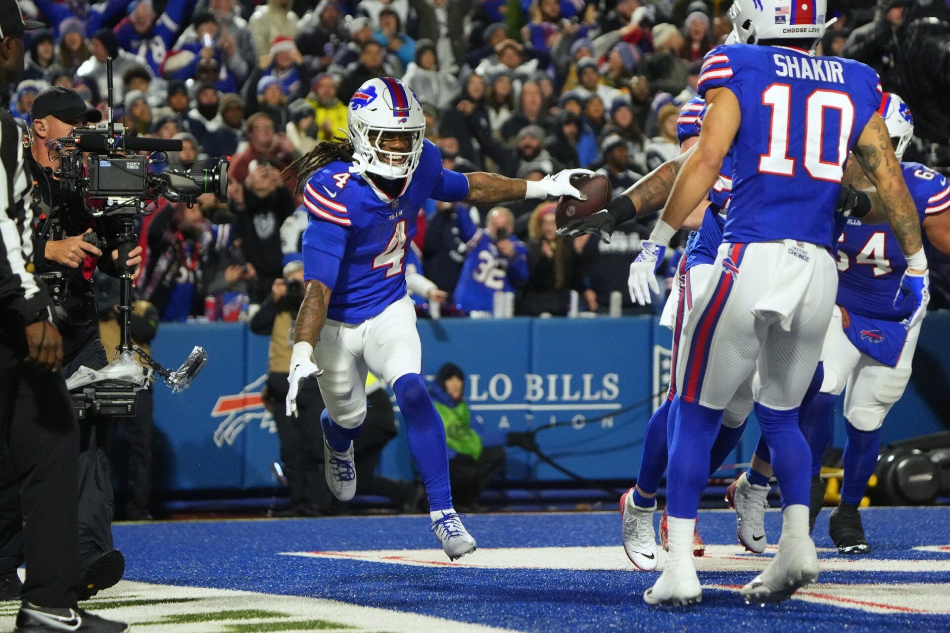 Buffalo Bills running back James Cook (4) celebrates a touchdown in the first half against the Dallas Cowboys at Highmark Stadium.