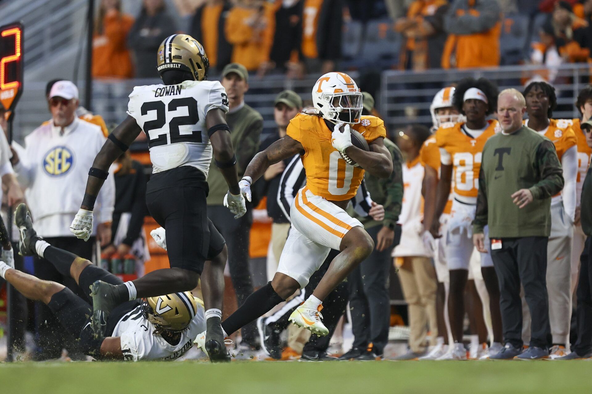 Tennessee Volunteers running back Jaylen Wright (0) runs the ball against the Vanderbilt Commodores during the first half at Neyland Stadium.