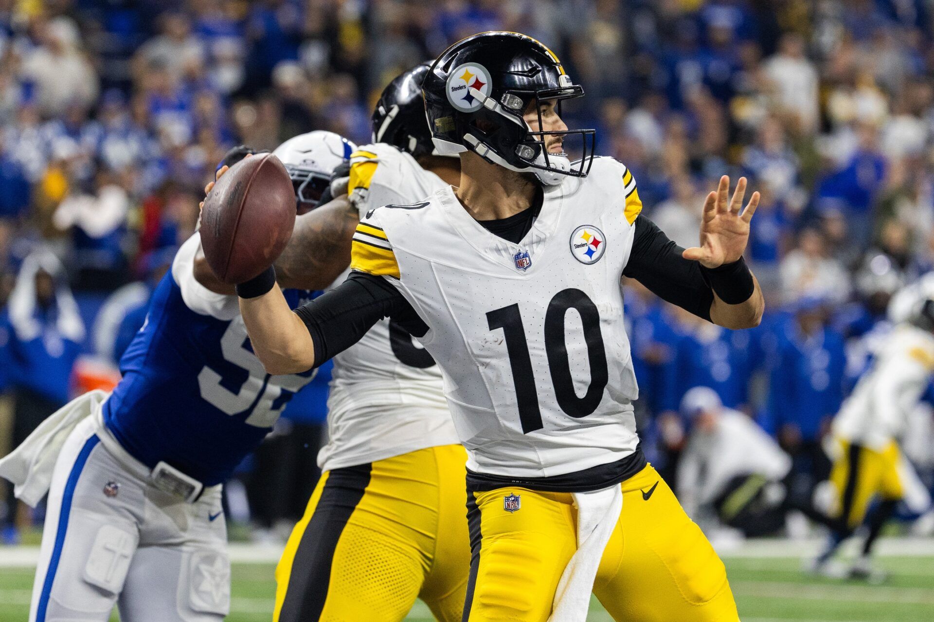 Pittsburgh Steelers quarterback Mitch Trubisky (10) passes the ball in the first half against the Indianapolis Colts at Lucas Oil Stadium.