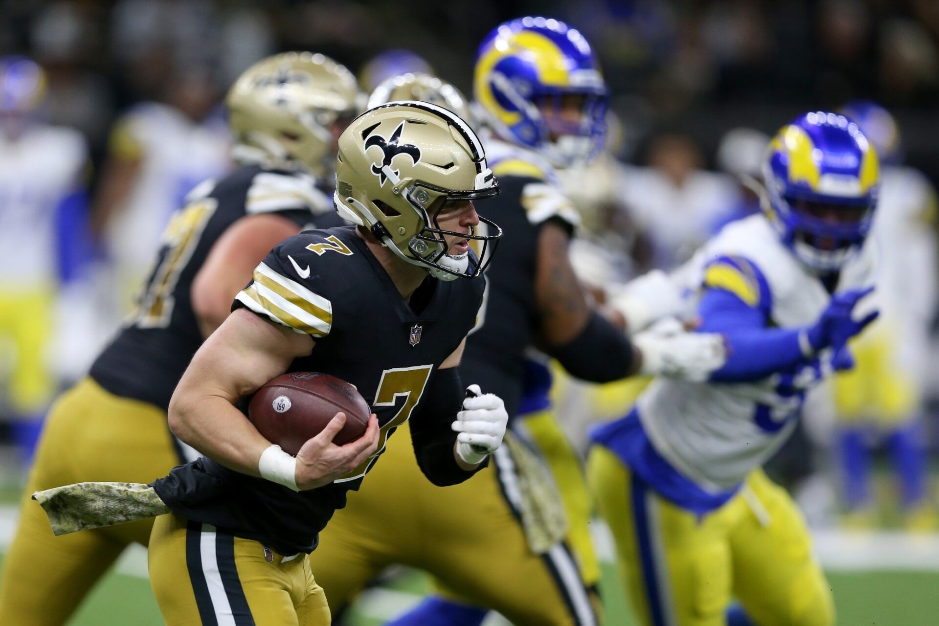 New Orleans Saints tight end Taysom Hill (7) runs with the ball in the second half against the Los Angeles Rams at the Caesars Superdome.