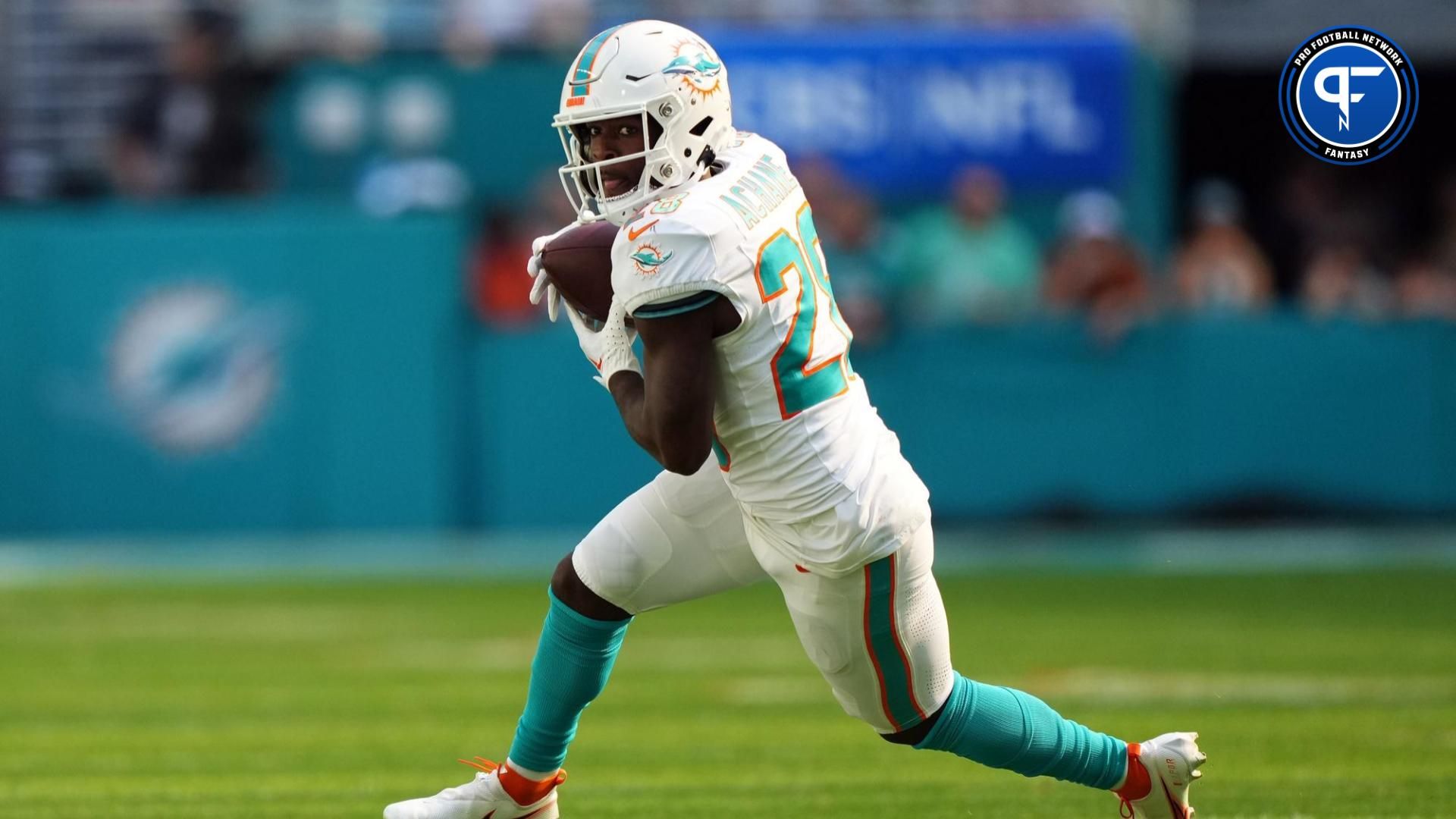 Miami Dolphins running back De'Von Achane (28) runs the ball against the New York Jets during the first half at Hard Rock Stadium.