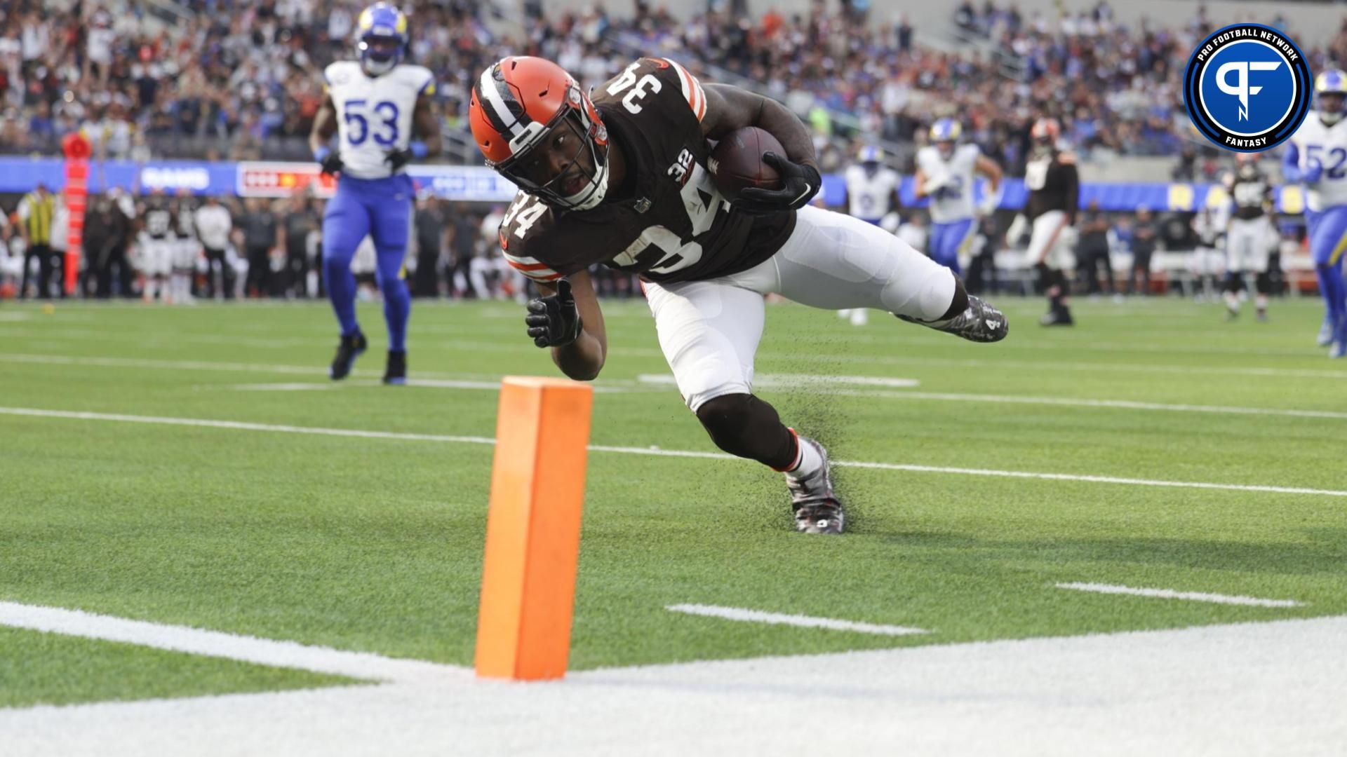 Cleveland Browns RB Jerome Ford (34) dives for the end zone against the Los Angeles Rams.