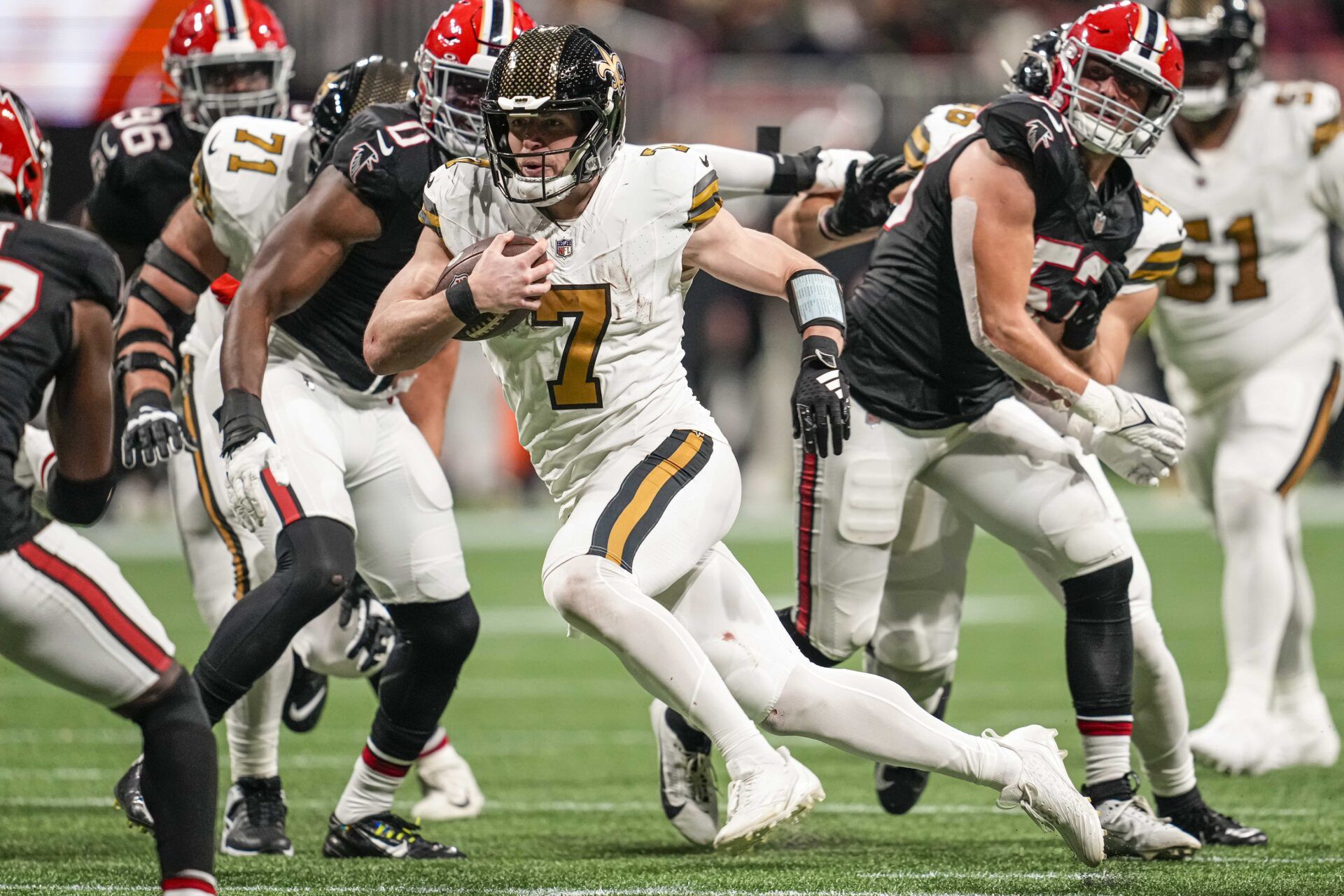 New Orleans Saints QB Taysom Hill (7) runs with the ball against the Atlanta Falcons.