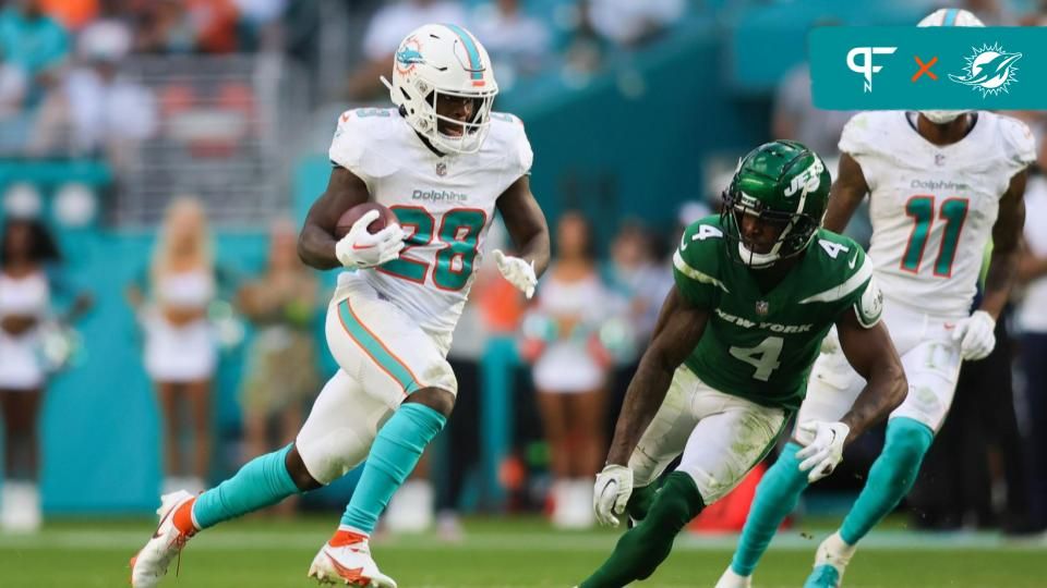 Miami Dolphins RB De'Von Achane (28) runs the ball against the New York Jets.