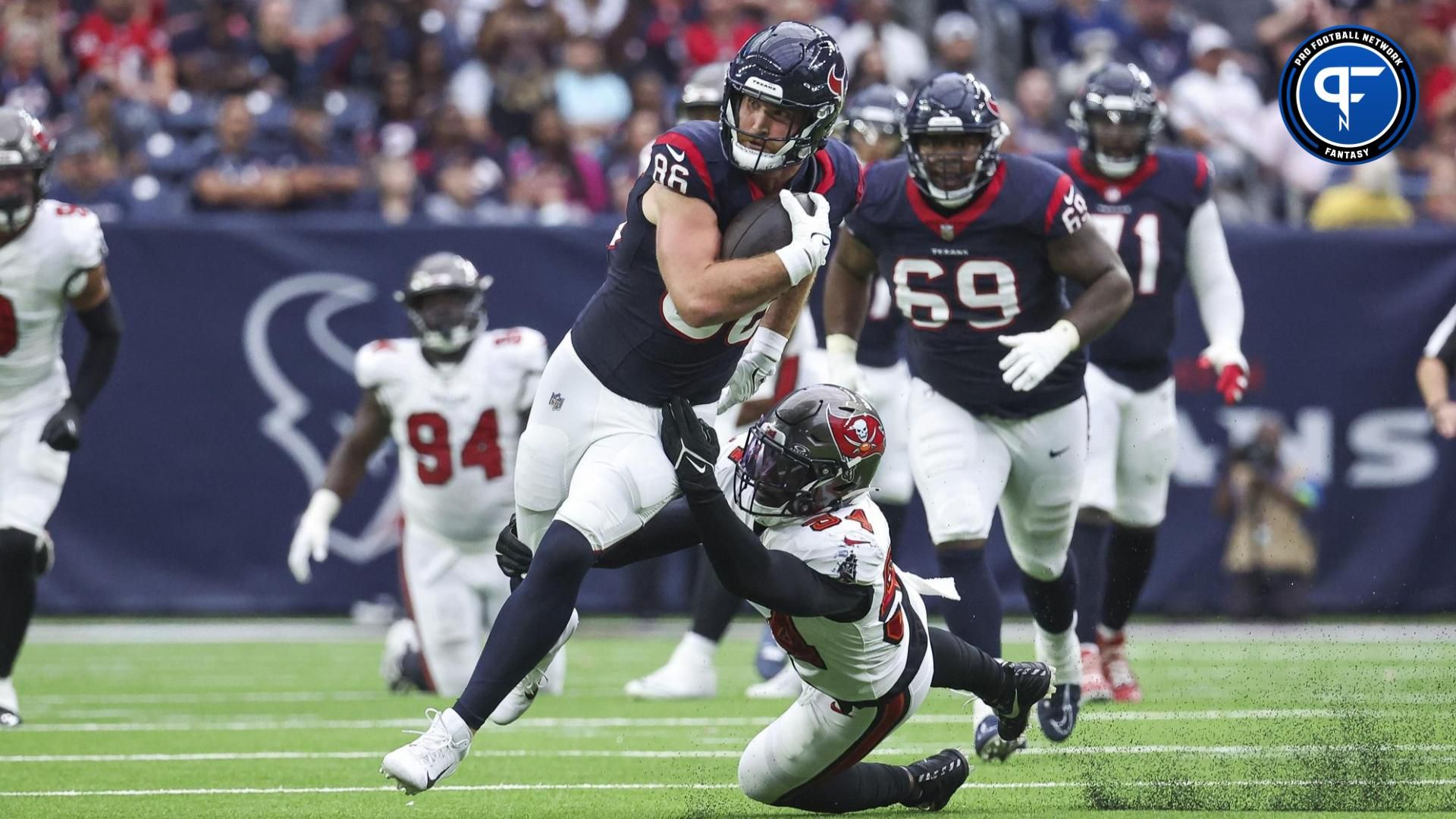 Houston Texans tight end Dalton Schultz (86) makes a reception during the third quarter as Tampa Bay Buccaneers linebacker Lavonte David (54) defends at NRG Stadium.