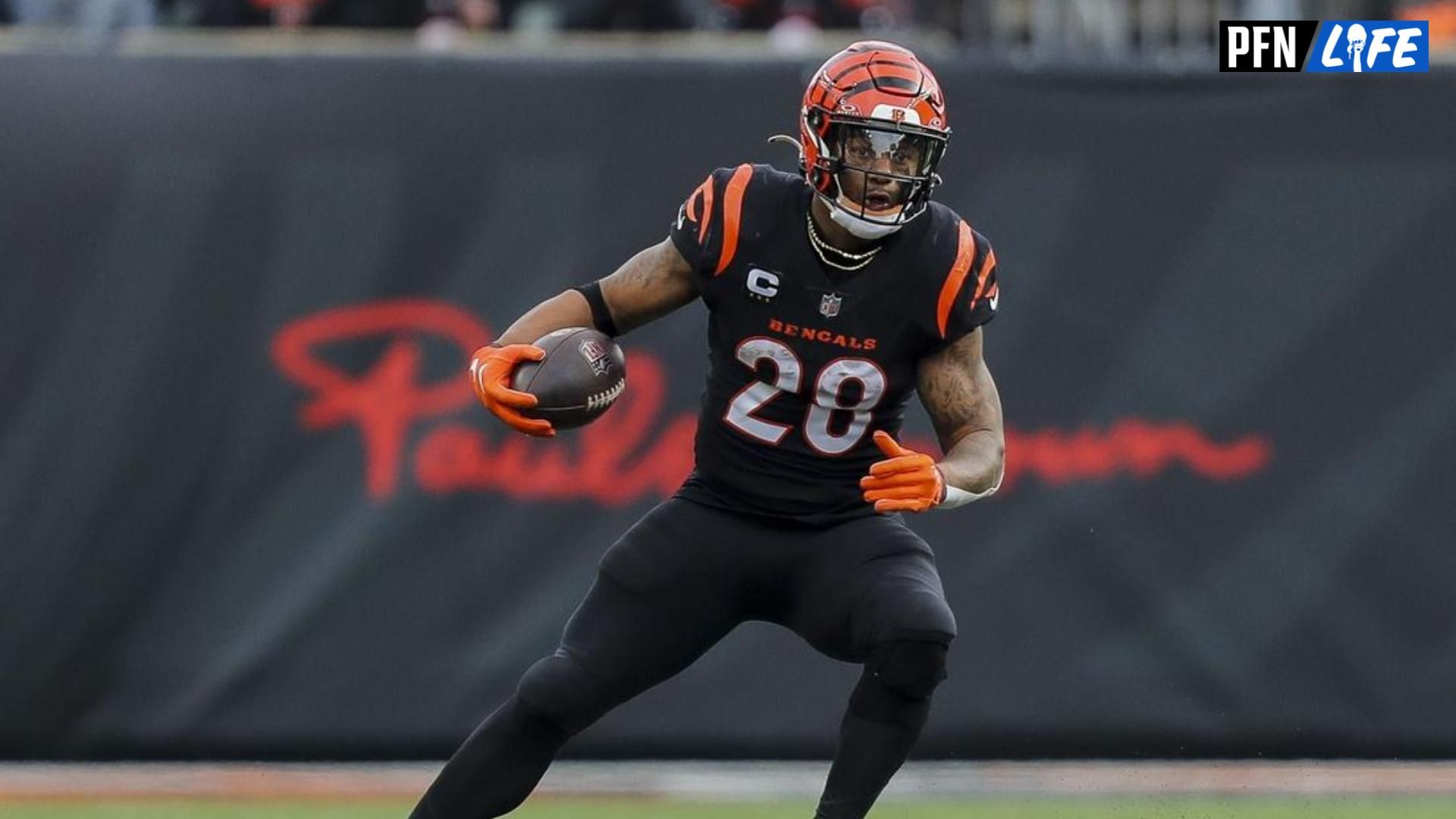 Cincinnati Bengals running back Joe Mixon (28) runs with the ball against the Minnesota Vikings in the second half at Paycor Stadium.