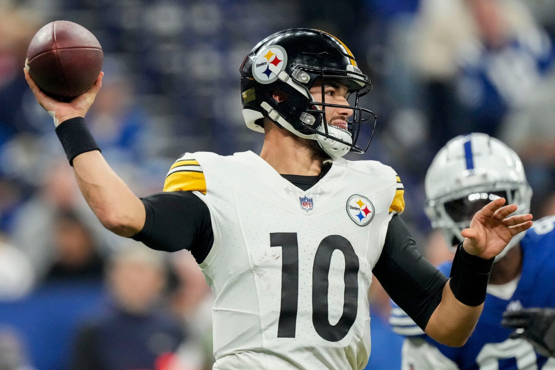 Pittsburgh Steelers quarterback Mitch Trubisky (10) draws back to pass during a game against the Pittsburgh Steelers at Lucas Oil Stadium in Indianapolis.