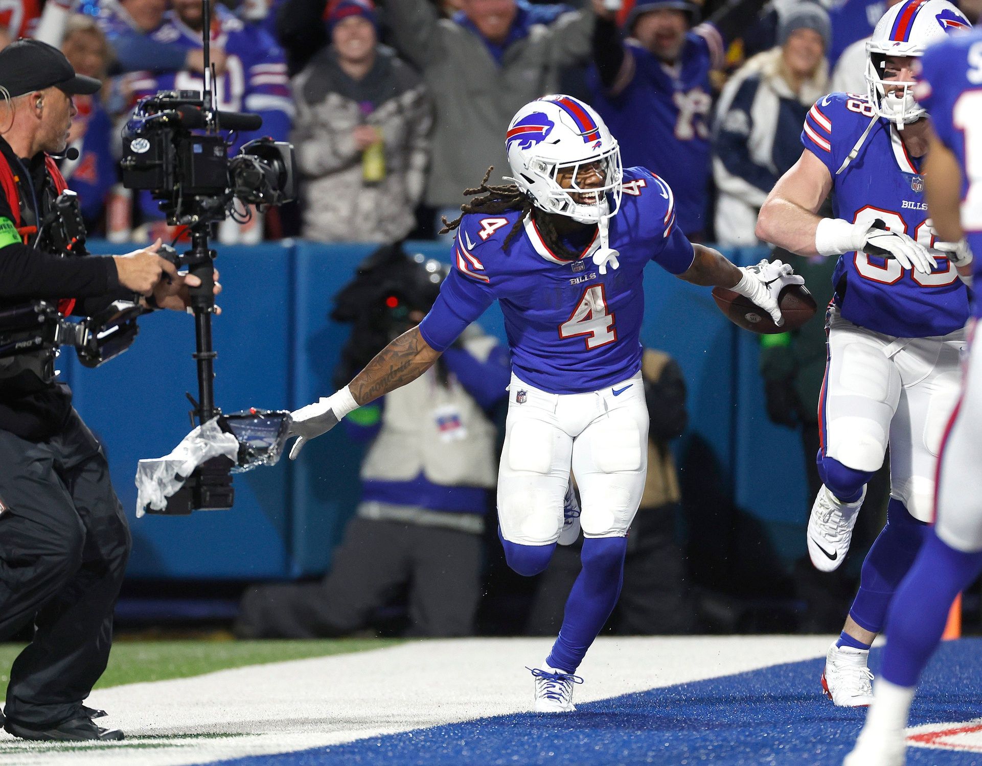 Buffalo Bills running back James Cook (4) celebrates his 24-yard touchdown run against the Cowboys.