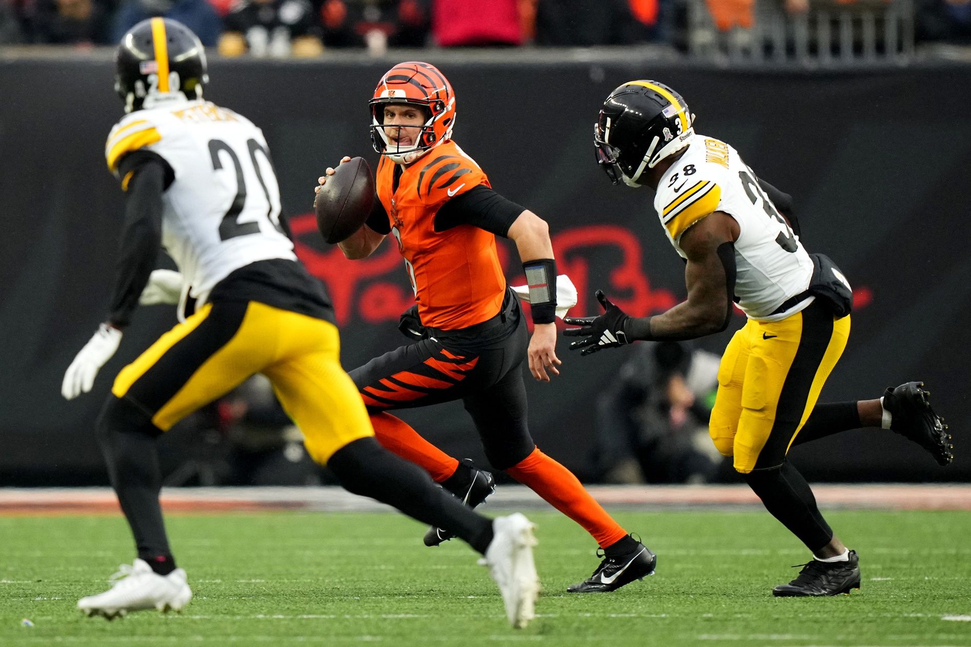 Cincinnati Bengals QB Jake Browning (6) gets pressured by Pittsburgh Steelers defenders.