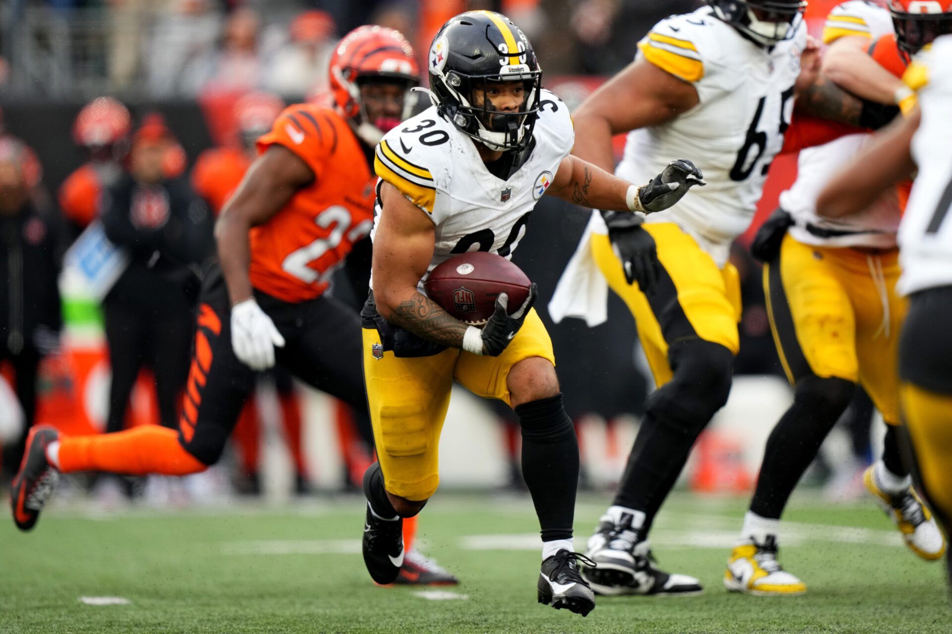 Pittsburgh Steelers RB Jaylen Warren (30) runs with the ball against the Cincinnati Bengals.