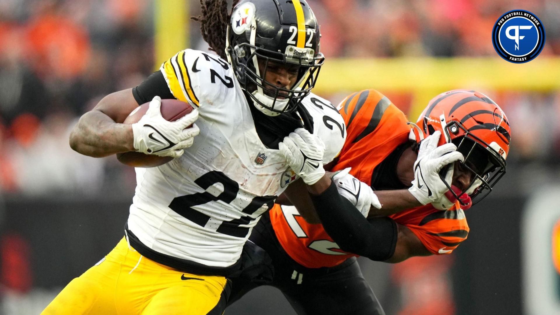 Pittsburgh Steelers RB Najee Harris (22) stiff arms a Cincinnati Bengals player.