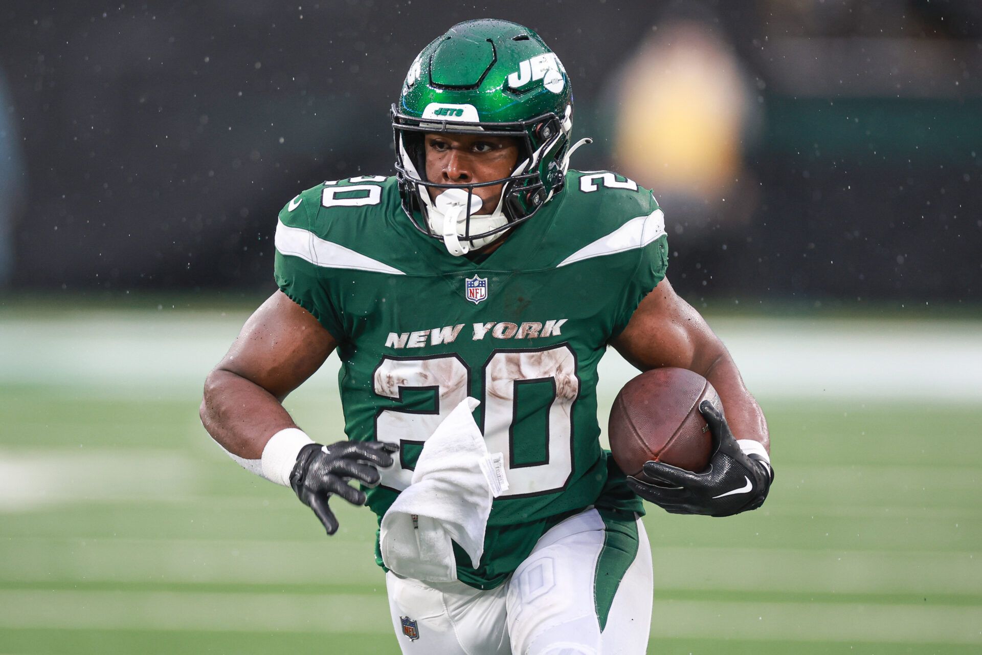 New York Jets running back Breece Hall (20) carries the ball during the second half against the Houston Texans at MetLife Stadium.