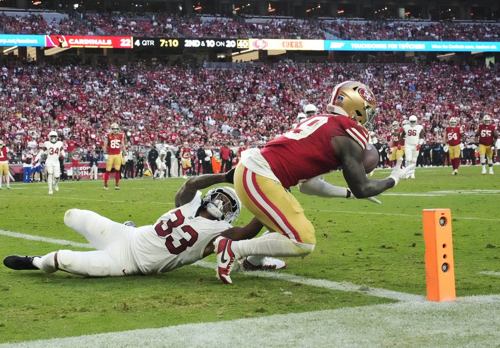 San Francisco 49ers WR Deebo Samuel (19) catches a touchdown against the Arizona Cardinals.