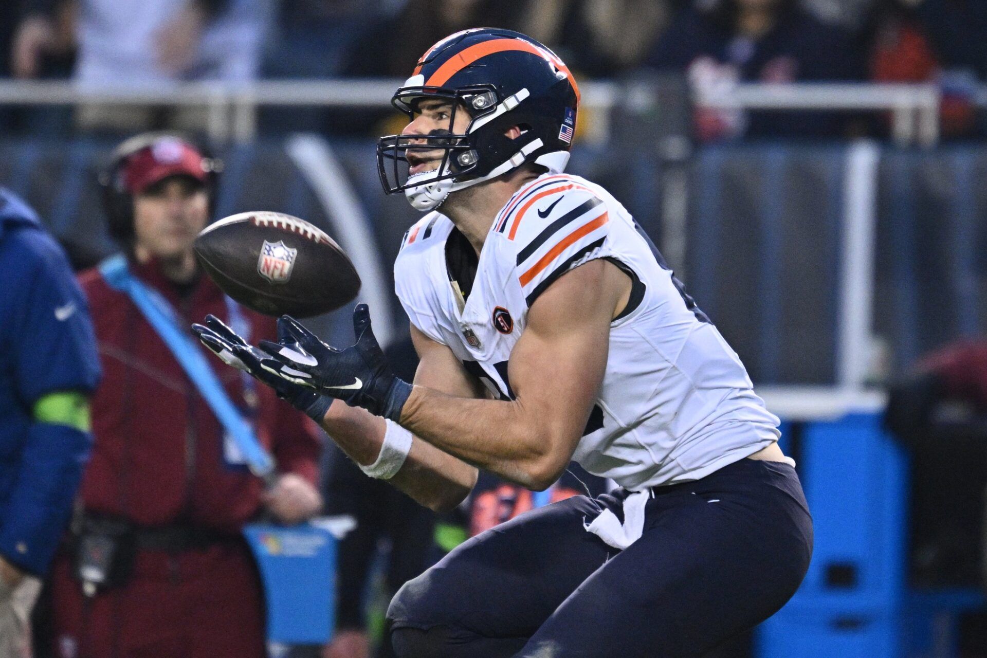 Chicago Bears tight end Cole Kmet (85) catches a 29-yard pass to set up first and goal in the first half against the Arizona Cardinals at Soldier Field.