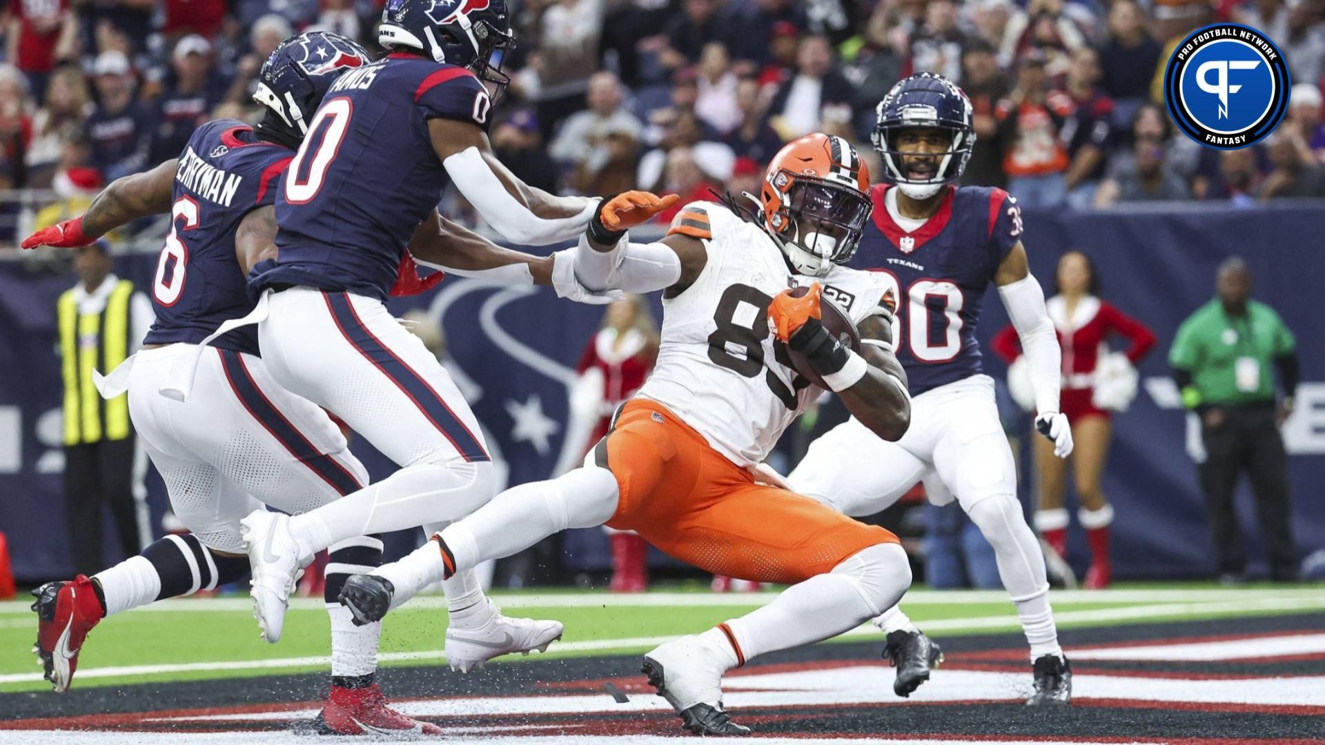 Cleveland Browns TE David Njoku (85) catches a touchdown against the Houston Texans.