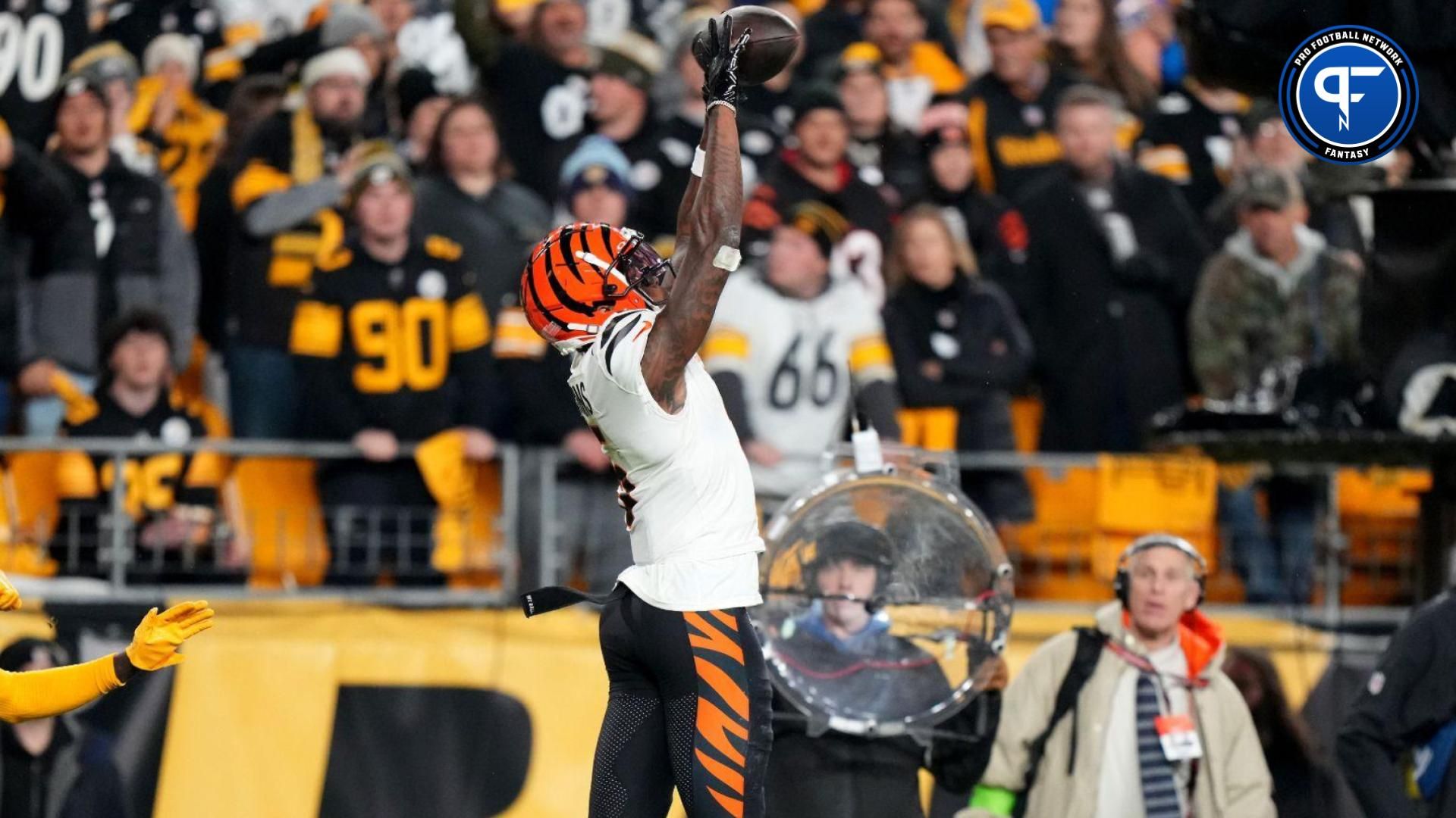 Cincinnati Bengals wide receiver Tee Higgins (5) catches a pass in the third during the game between the Cincinnati Bengals and the Pittsburgh Steelers.