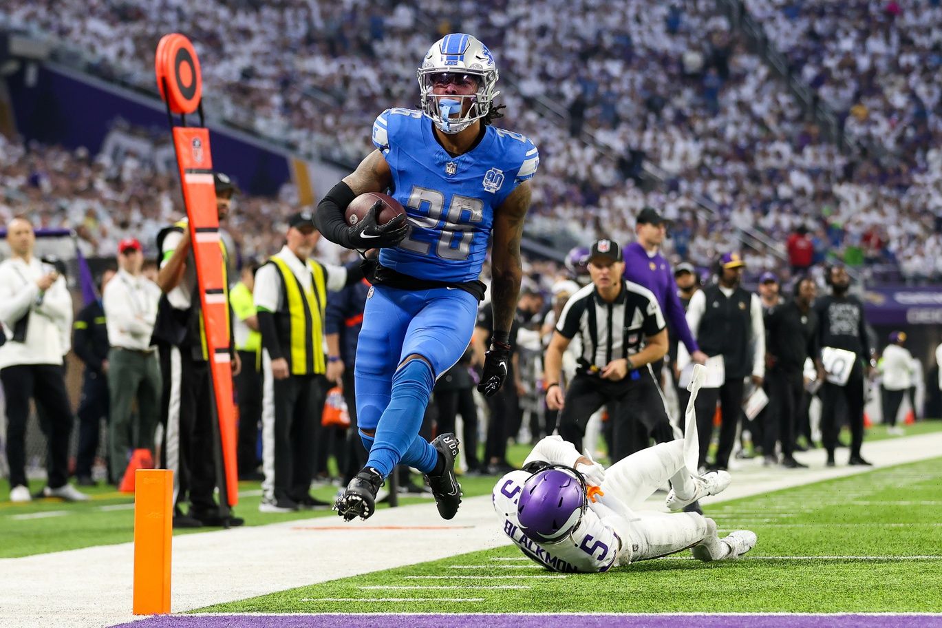 Detroit Lions RB Jahmyr Gibbs (26) runs in for a touchdown against the Minnesota Vikings.