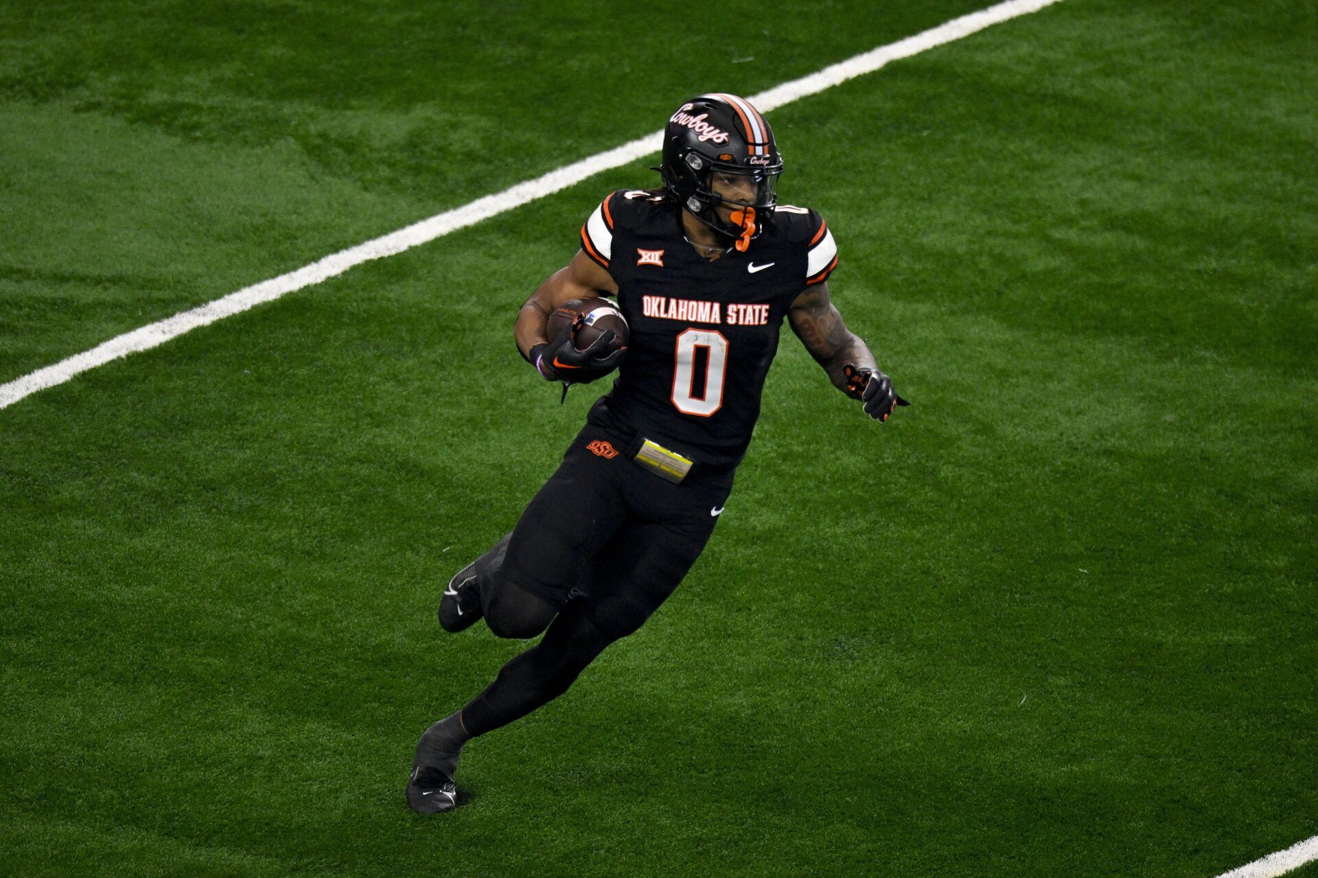 Oklahoma State Cowboys running back Ollie Gordon II (0) runs with the ball against the Texas Longhorns during the first quarter at AT&T Stadium.