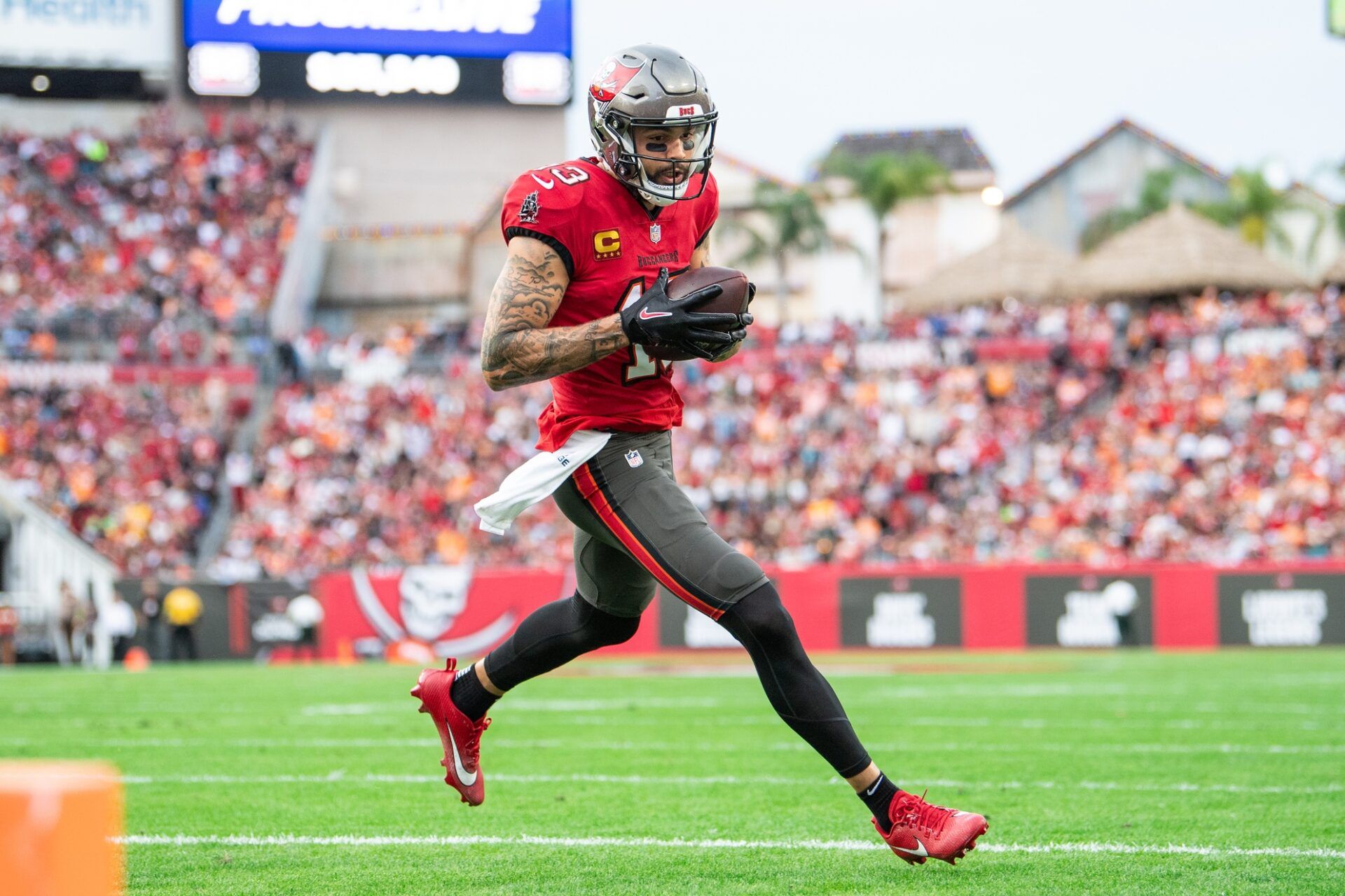 Tampa Bay Buccaneers wide receiver Mike Evans (13) catches the touchdown against the Jacksonville Jaguars in the second quarter at Raymond James Stadium.