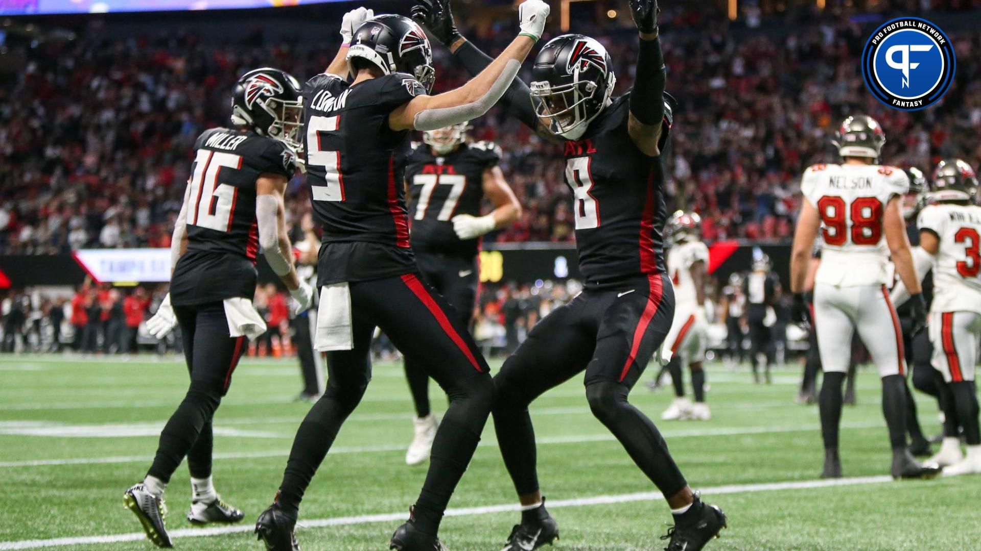 Atlanta Falcons wide receiver Drake London (5) celebrates after a two-point conversion with tight end Kyle Pitts (8) against the Tampa Bay Buccaneers in the second half at Mercedes-Benz Stadium.