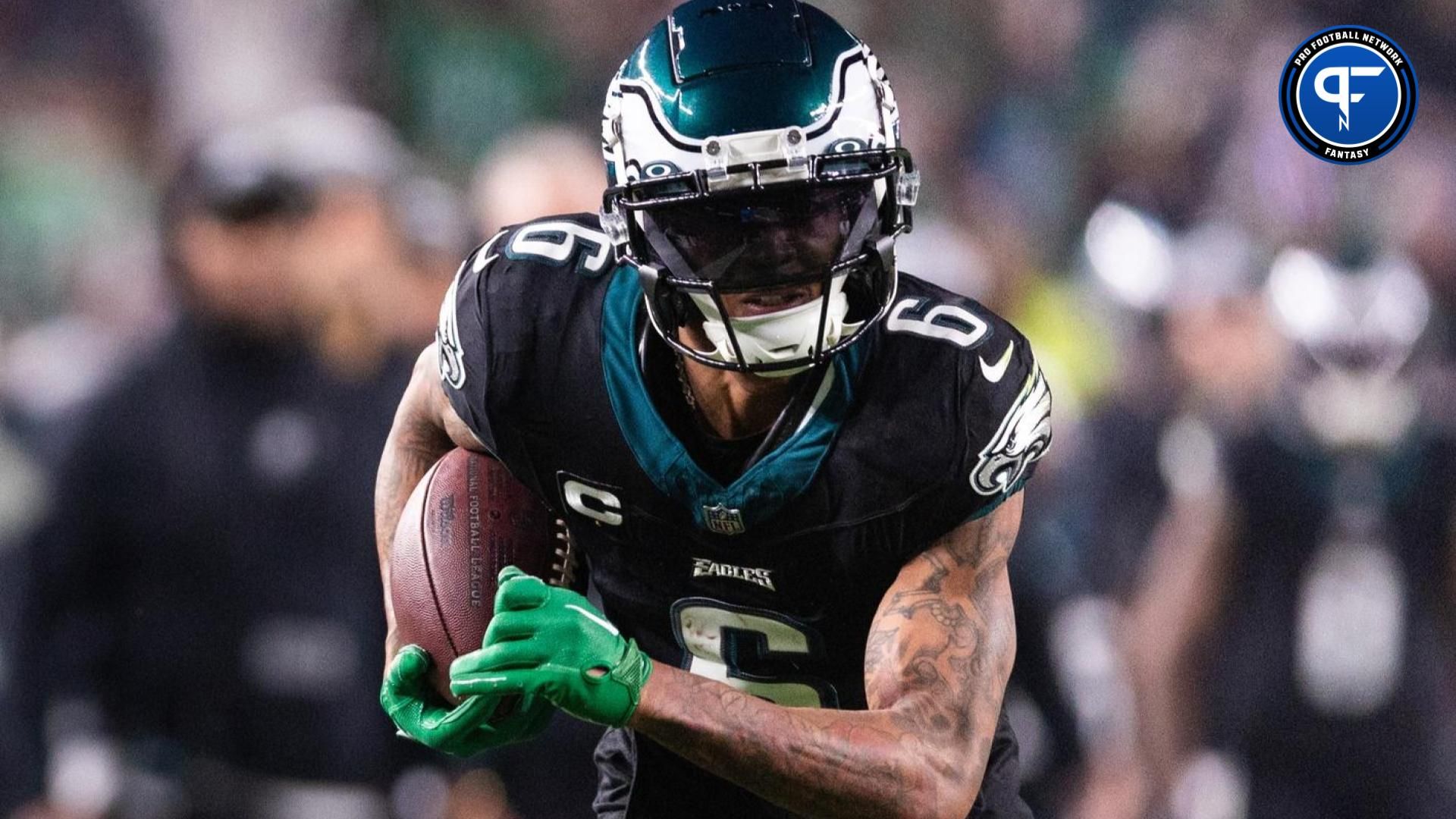 Philadelphia Eagles wide receiver DeVonta Smith (6) runs with the ball after a catch against the New York Giants during the second quarter at Lincoln Financial Field.