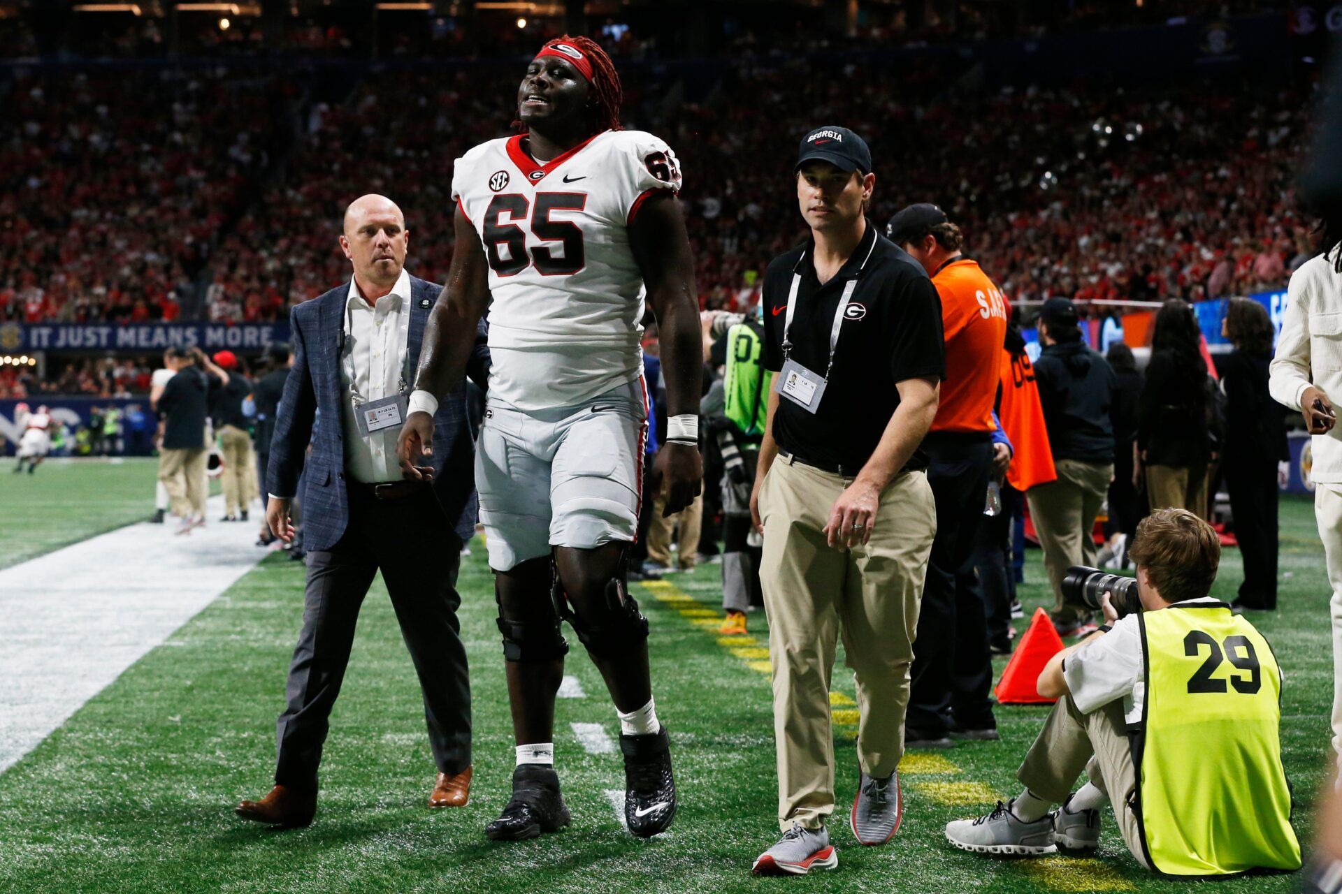 Georgia offensive lineman Amarius Mims (65) leaves the field with na injury during the first half of the SEC Championship game against Alabama.